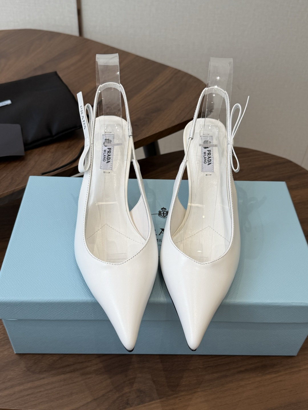 Prada 26ss普拉达最新走秀款尖头蝴蝶结高跟鞋 复古老钱风露跟凉鞋时尚界久违的极简之美 时髦又精致