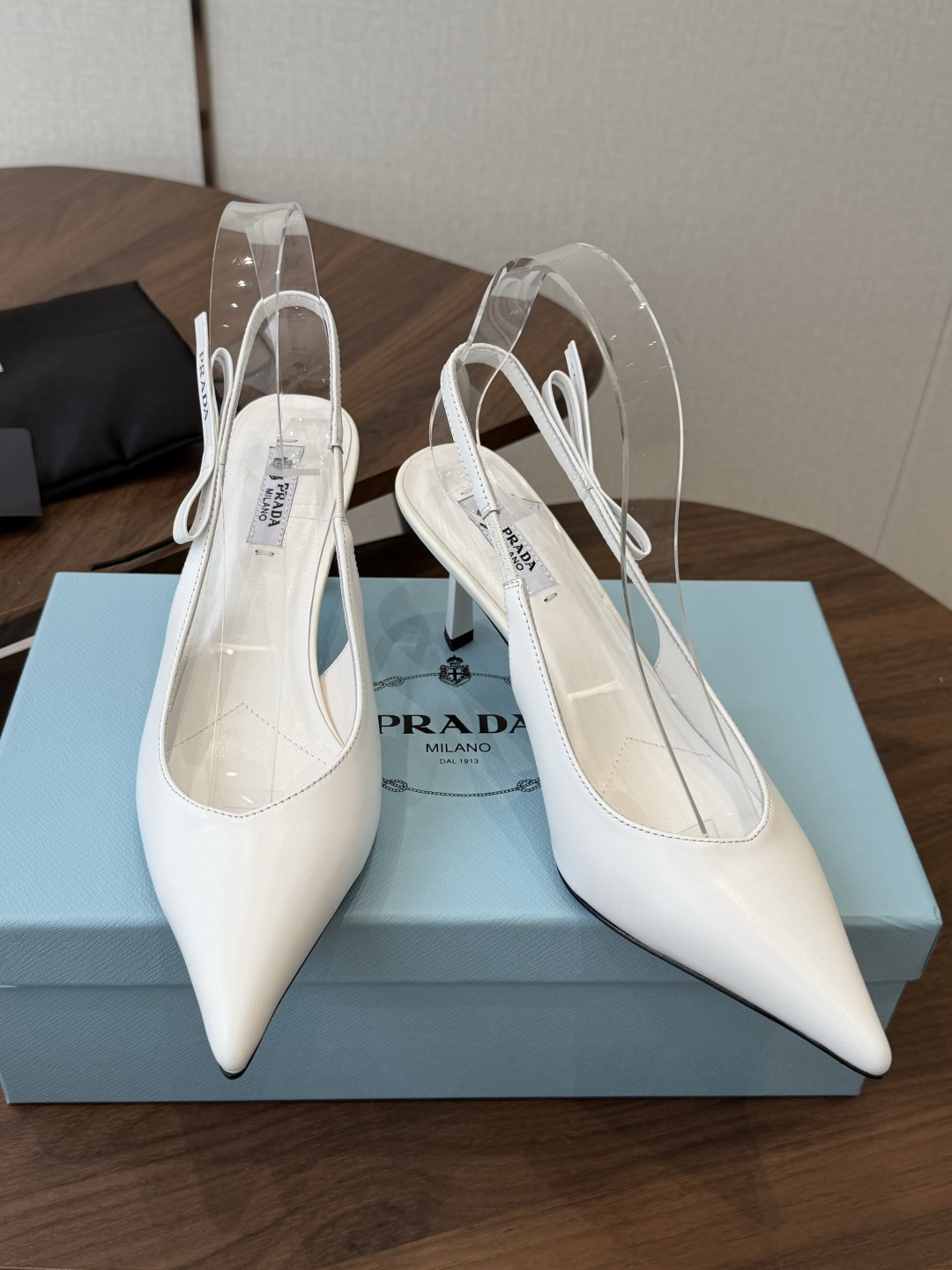 Prada 26ss普拉达最新走秀款尖头蝴蝶结高跟鞋 复古老钱风露跟凉鞋时尚界久违的极简之美 时髦又精致