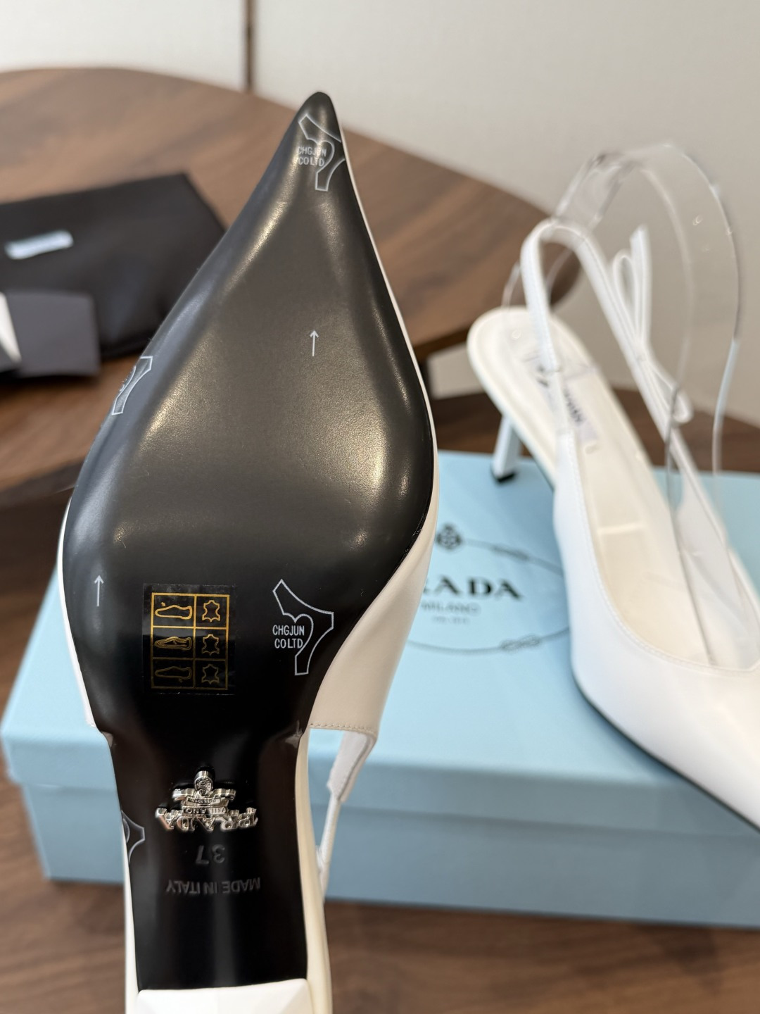 Prada 26ss普拉达最新走秀款尖头蝴蝶结高跟鞋 复古老钱风露跟凉鞋时尚界久违的极简之美 时髦又精致