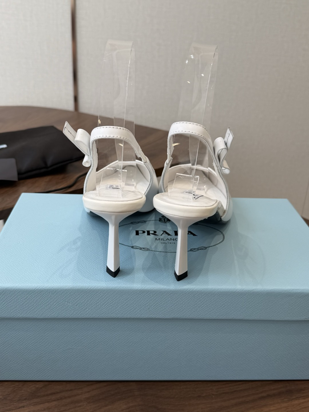 Prada 26ss普拉达最新走秀款尖头蝴蝶结高跟鞋 复古老钱风露跟凉鞋时尚界久违的极简之美 时髦又精致