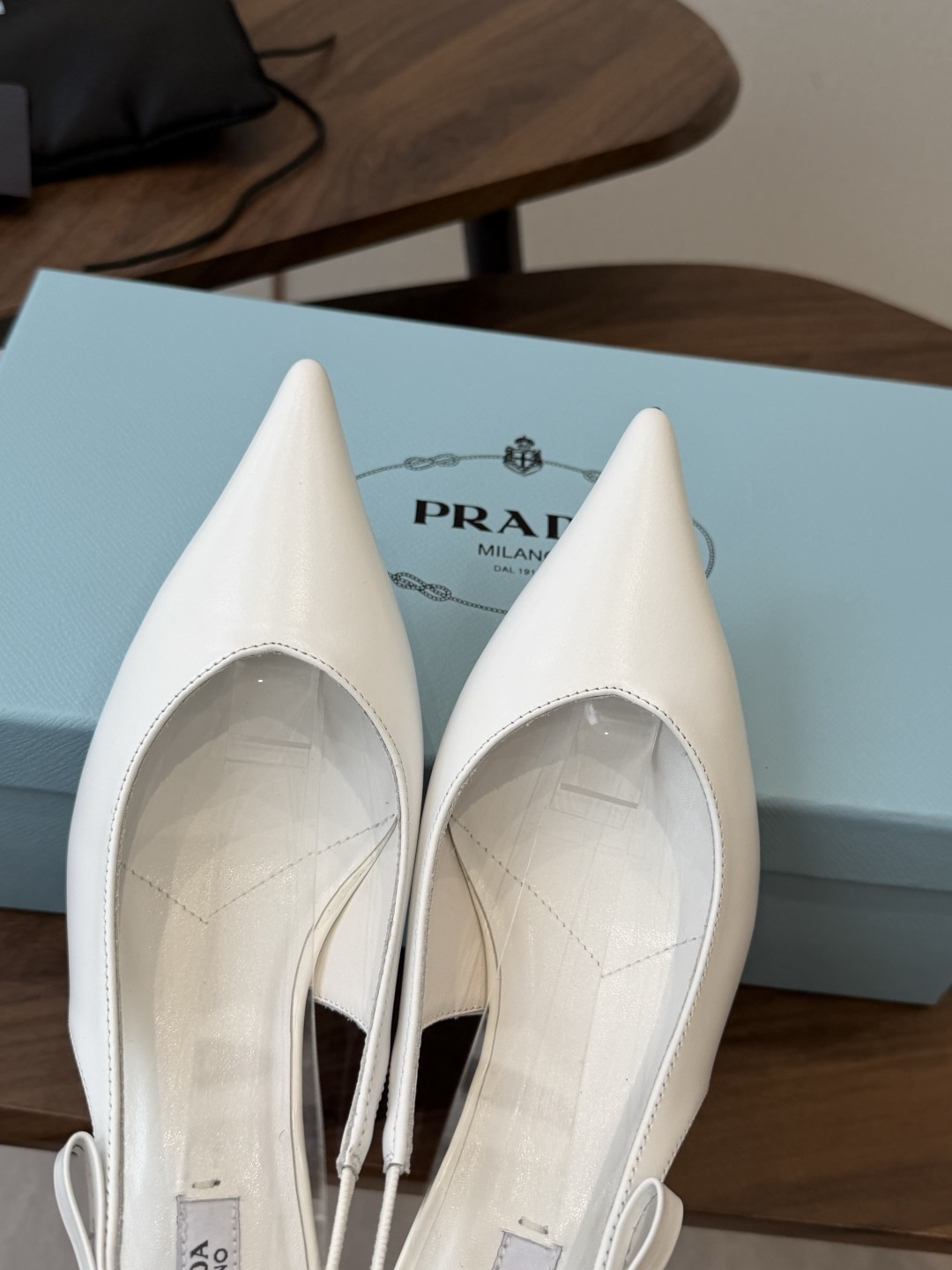 Prada 26ss普拉达最新走秀款尖头蝴蝶结高跟鞋 复古老钱风露跟凉鞋时尚界久违的极简之美 时髦又精致