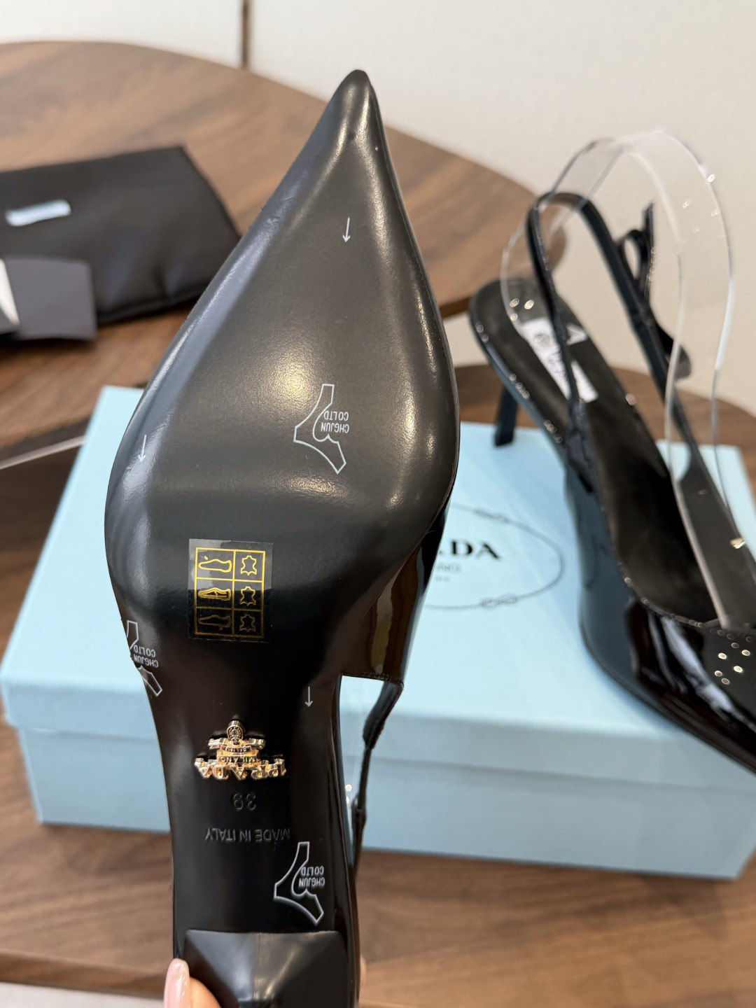 Prada 26ss普拉达最新走秀款尖头蝴蝶结高跟鞋 复古老钱风露跟凉鞋时尚界久违的极简之美 时髦又精致 Prada 26ss普拉达最新走秀款尖头蝴蝶结高跟鞋 复古老钱风露跟凉鞋时尚界久违的极简之美 时髦又精致