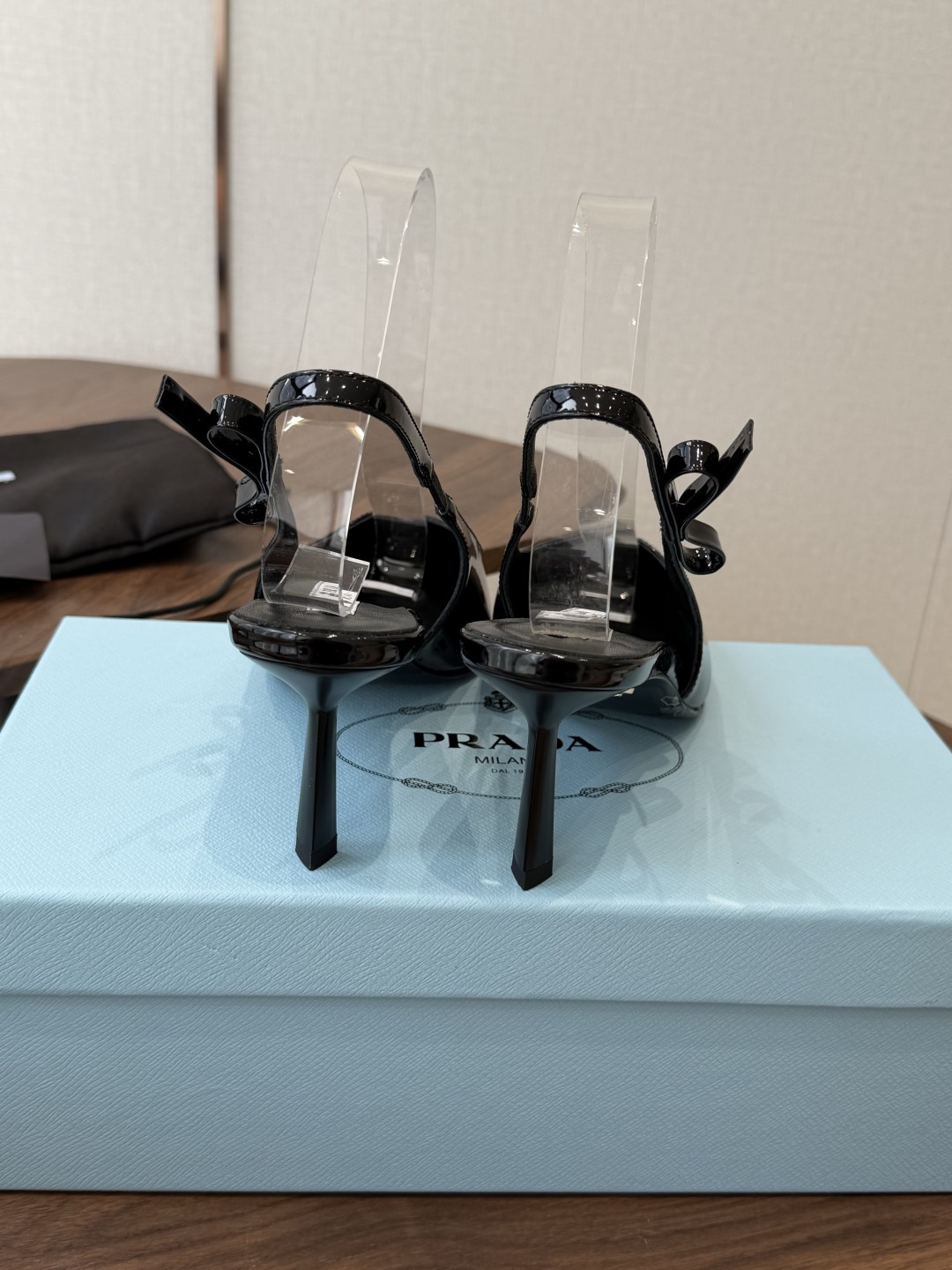 Prada 26ss普拉达最新走秀款尖头蝴蝶结高跟鞋 复古老钱风露跟凉鞋时尚界久违的极简之美 时髦又精致 Prada 26ss普拉达最新走秀款尖头蝴蝶结高跟鞋 复古老钱风露跟凉鞋时尚界久违的极简之美 时髦又精致