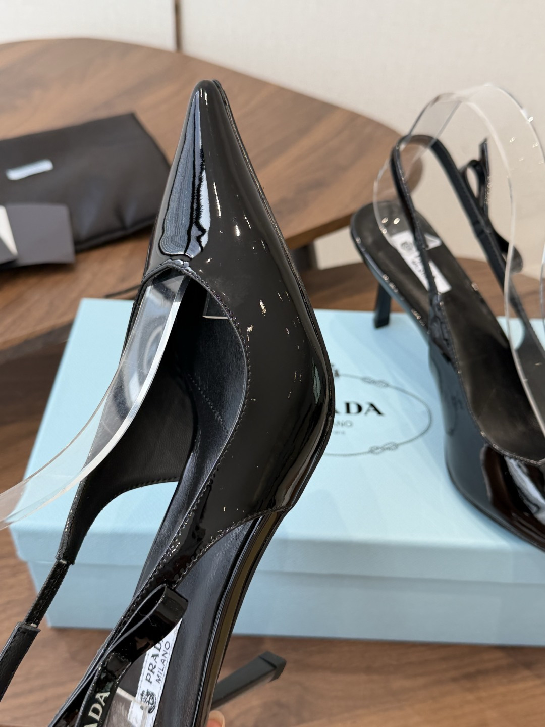Prada 26ss普拉达最新走秀款尖头蝴蝶结高跟鞋 复古老钱风露跟凉鞋时尚界久违的极简之美 时髦又精致 Prada 26ss普拉达最新走秀款尖头蝴蝶结高跟鞋 复古老钱风露跟凉鞋时尚界久违的极简之美 时髦又精致