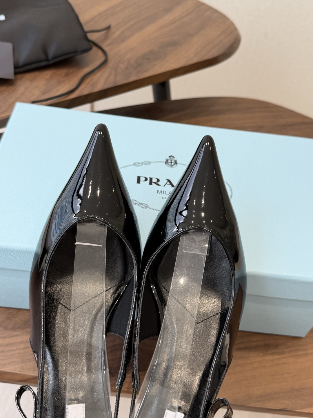 Prada 26ss普拉达最新走秀款尖头蝴蝶结高跟鞋 复古老钱风露跟凉鞋时尚界久违的极简之美 时髦又精致 Prada 26ss普拉达最新走秀款尖头蝴蝶结高跟鞋 复古老钱风露跟凉鞋时尚界久违的极简之美 时髦又精致