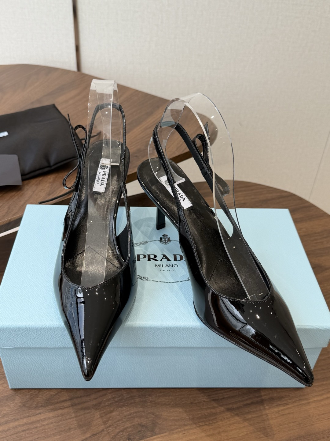 Prada 26ss普拉达最新走秀款尖头蝴蝶结高跟鞋 复古老钱风露跟凉鞋时尚界久违的极简之美 时髦又精致 Prada 26ss普拉达最新走秀款尖头蝴蝶结高跟鞋 复古老钱风露跟凉鞋时尚界久违的极简之美 时髦又精致