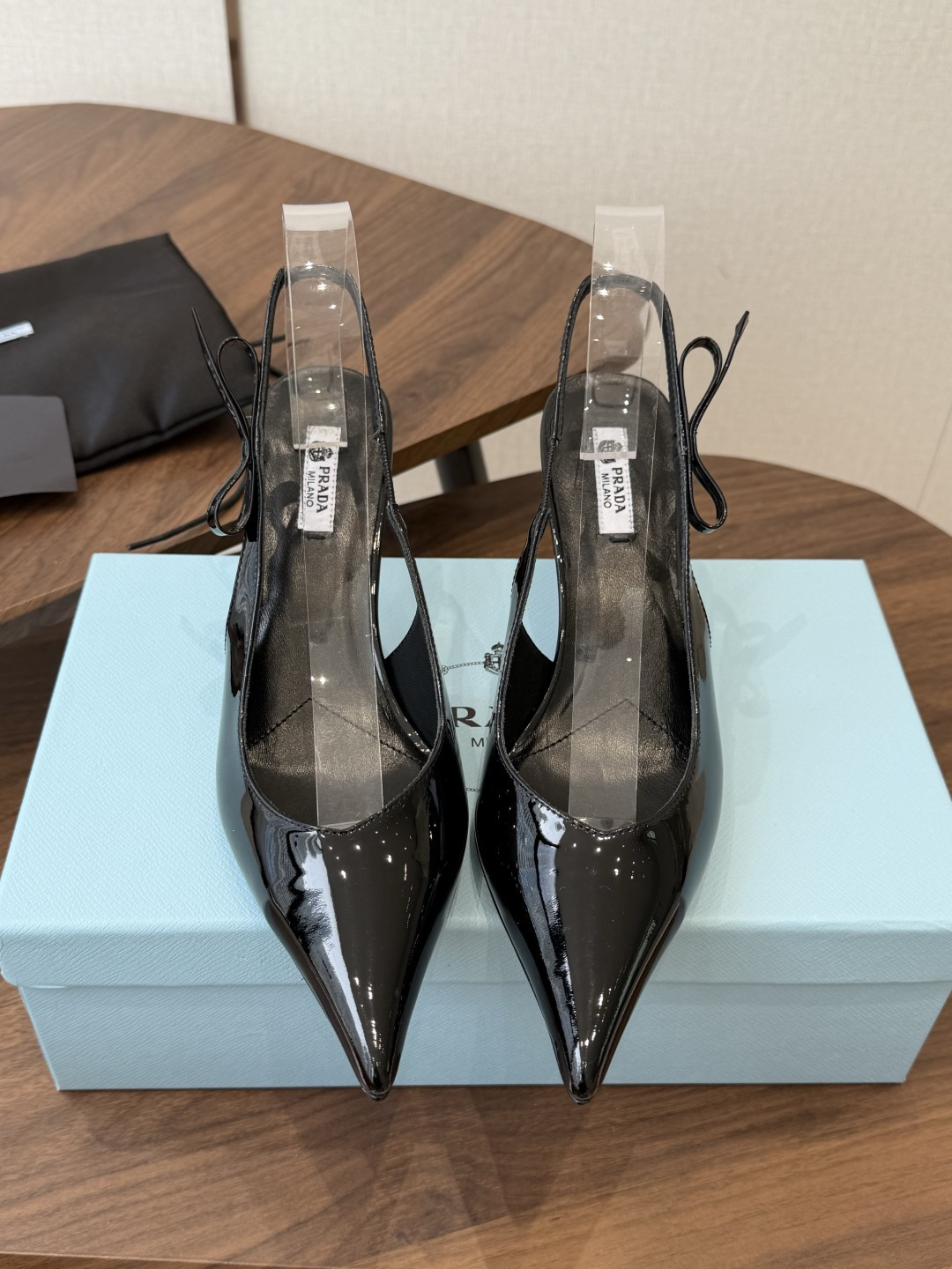 NO:876983,Prada 26ss Prada's latest catwalk model pointed toe bow high heels, retro old money style slingback sandals, a long-lost minimalist beauty in the fashion world, fashionable and sophisticated, with a sense of luxury for daily wear. Strong lines and bold details transform the high heels that symbolize femininity into a unique and non-traditional design. The pointed toe silhouette is made of cow leather, with obvious stitching and deliberately unfinished original cutting edges. The exquisite stiletto heels perfectly present the multi-faceted style of this shoe.  Made of high-quality leather material, the texture is high-end, showing a retro and modern texture, and the craftsmanship is fine, reflecting the high-end quality of the brand. The stiletto heel design enhances the wearer's aura while maintaining good stability, suitable for daily commuting or special occasions. The upper is cow patent leather/cowhide/horse hair, the lining is sheepskin, the sole is Italian genuine leather, and the heel height is 7.5cm.  Size 35-40 (41.42 is custom-made and non-refundable), single shoes and sandals, prada, prada, sandals, high heels, cowhide, sheepskin, Leather soles19860909Prada 26ss普拉达最新走秀款尖头蝴蝶结高跟鞋 复古老钱风露跟凉鞋 时尚界久违的极简之美 时髦又精致 日常穿出高级感 强烈的线条和大胆的细节将象征女性魅力的高跟鞋转变为独特而非传统的设计.尖头廓形采用牛皮革,具有明显的缝线和故意未完成的原始切割边缘.精致的细高跟完美呈现出此款鞋履的多面风格. 选用优质皮革材质,质感高级,呈现出复古又摩登的质感,工艺精细,体现品牌高端品质.细高跟设计,提升穿着者气场,同时保持了较好的稳定性,适合日常通勤或特殊场合穿着. 鞋面牛漆皮/牛皮/马毛 内里垫脚羊皮 鞋底意大利真皮大底 跟高7.5cm 码数35-40（41.42定做不退换）,单鞋凉鞋,prada,prada,sandals,high heels,cowhide,sheepskin,Leather soles,Women's Shoes