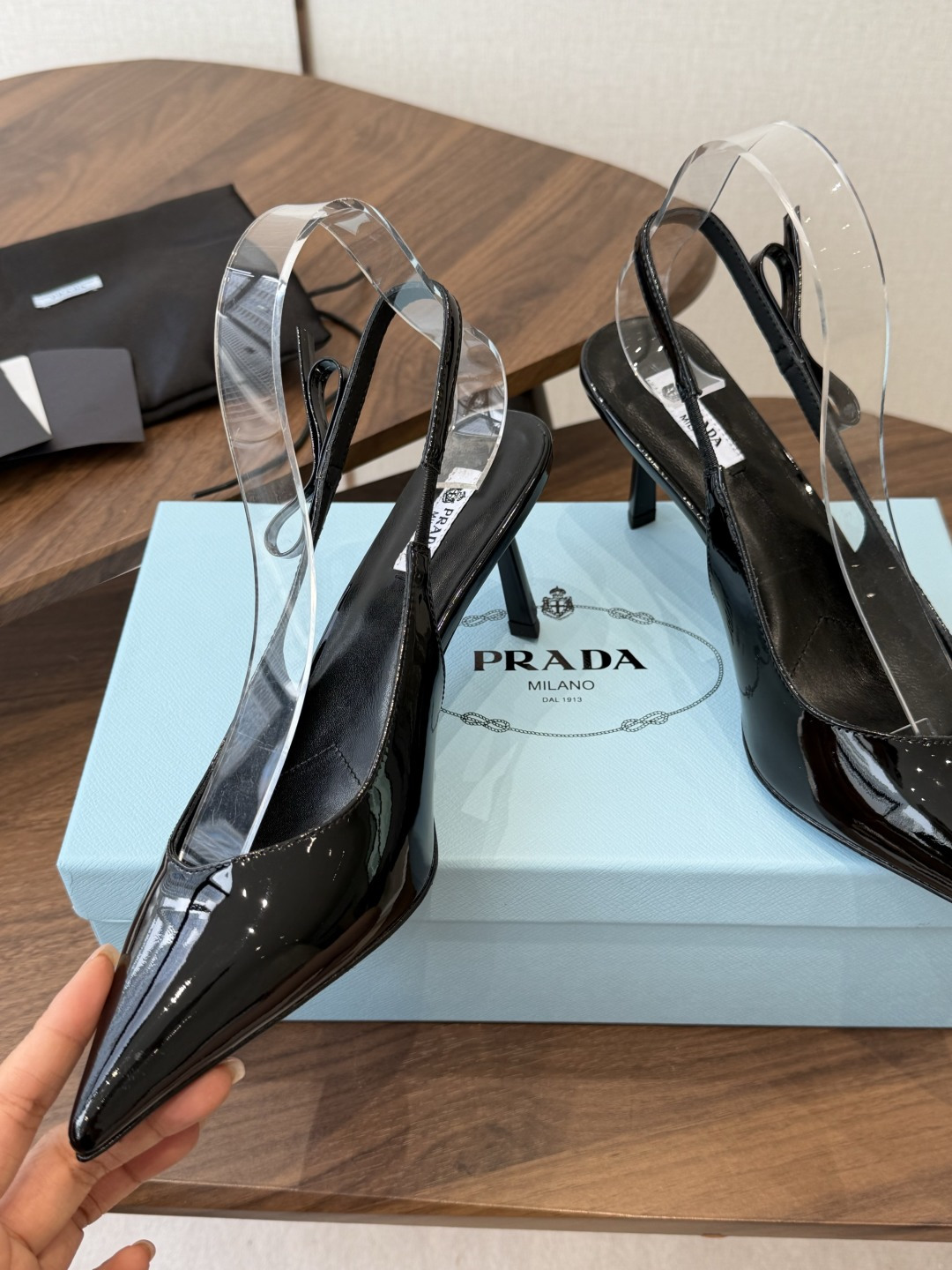 Prada 26ss普拉达最新走秀款尖头蝴蝶结高跟鞋 复古老钱风露跟凉鞋时尚界久违的极简之美 时髦又精致 Prada 26ss普拉达最新走秀款尖头蝴蝶结高跟鞋 复古老钱风露跟凉鞋时尚界久违的极简之美 时髦又精致