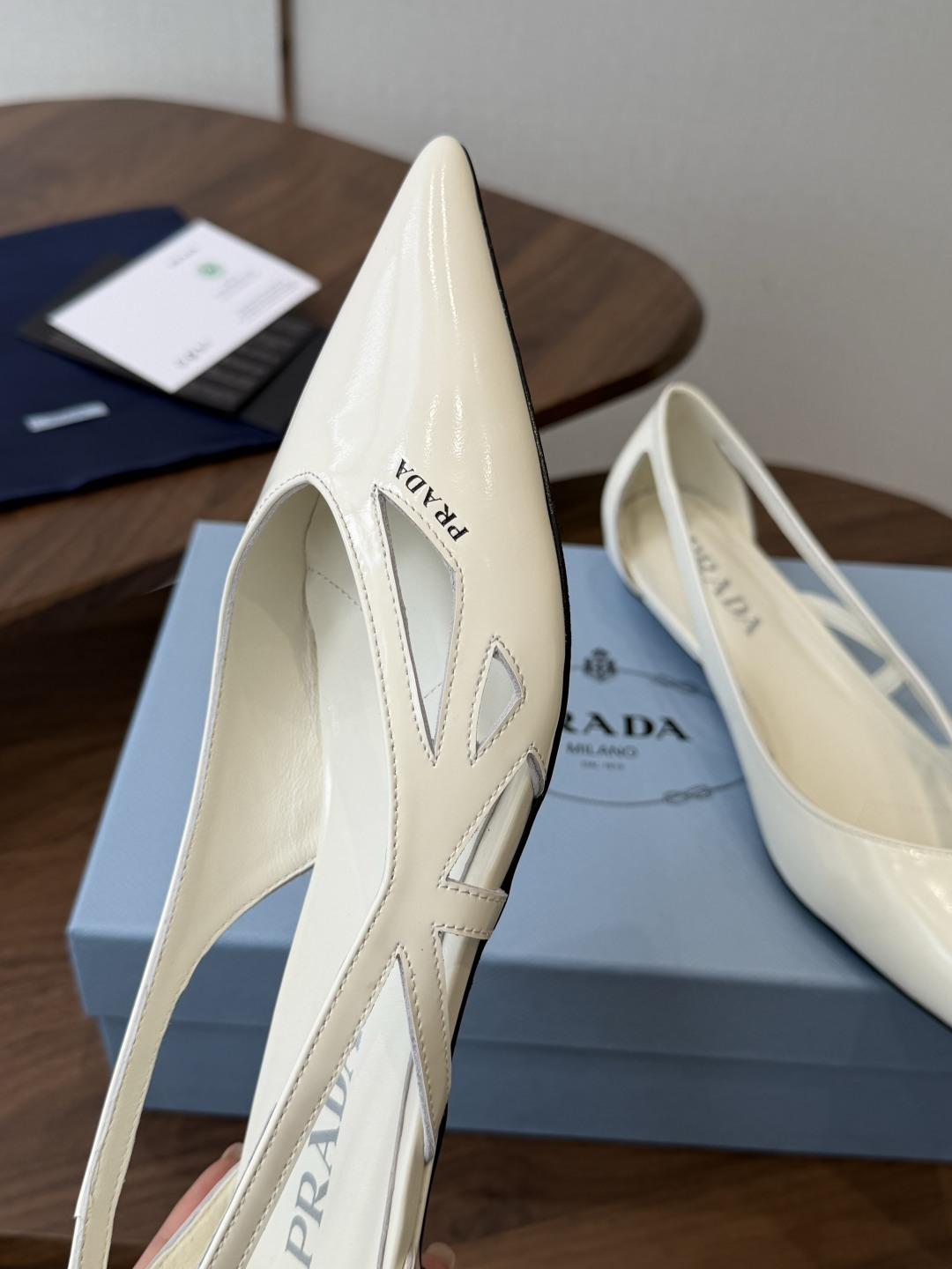 Prada 26ss 早春新款绝美尖头跟鞋 时尚界久违的极简之美经典时尚配色 毫不费力的优雅风来袭 时髦 Prada 26ss 早春新款绝美尖头跟鞋 时尚界久违的极简之美经典时尚配色 毫不费力的优雅风来袭 时髦