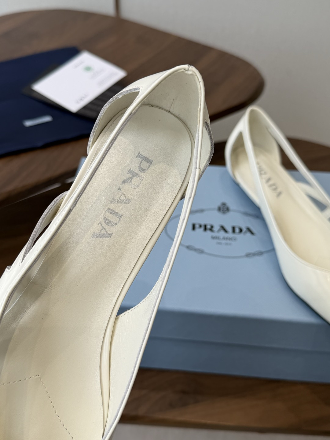 Prada 26ss 早春新款绝美尖头跟鞋 时尚界久违的极简之美经典时尚配色 毫不费力的优雅风来袭 时髦 Prada 26ss 早春新款绝美尖头跟鞋 时尚界久违的极简之美经典时尚配色 毫不费力的优雅风来袭 时髦