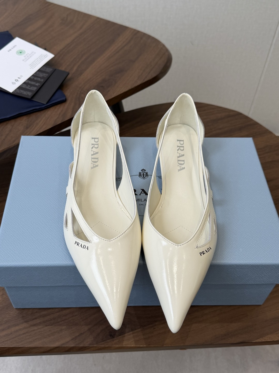Prada 26ss 早春新款绝美尖头跟鞋 时尚界久违的极简之美经典时尚配色 毫不费力的优雅风来袭 时髦
