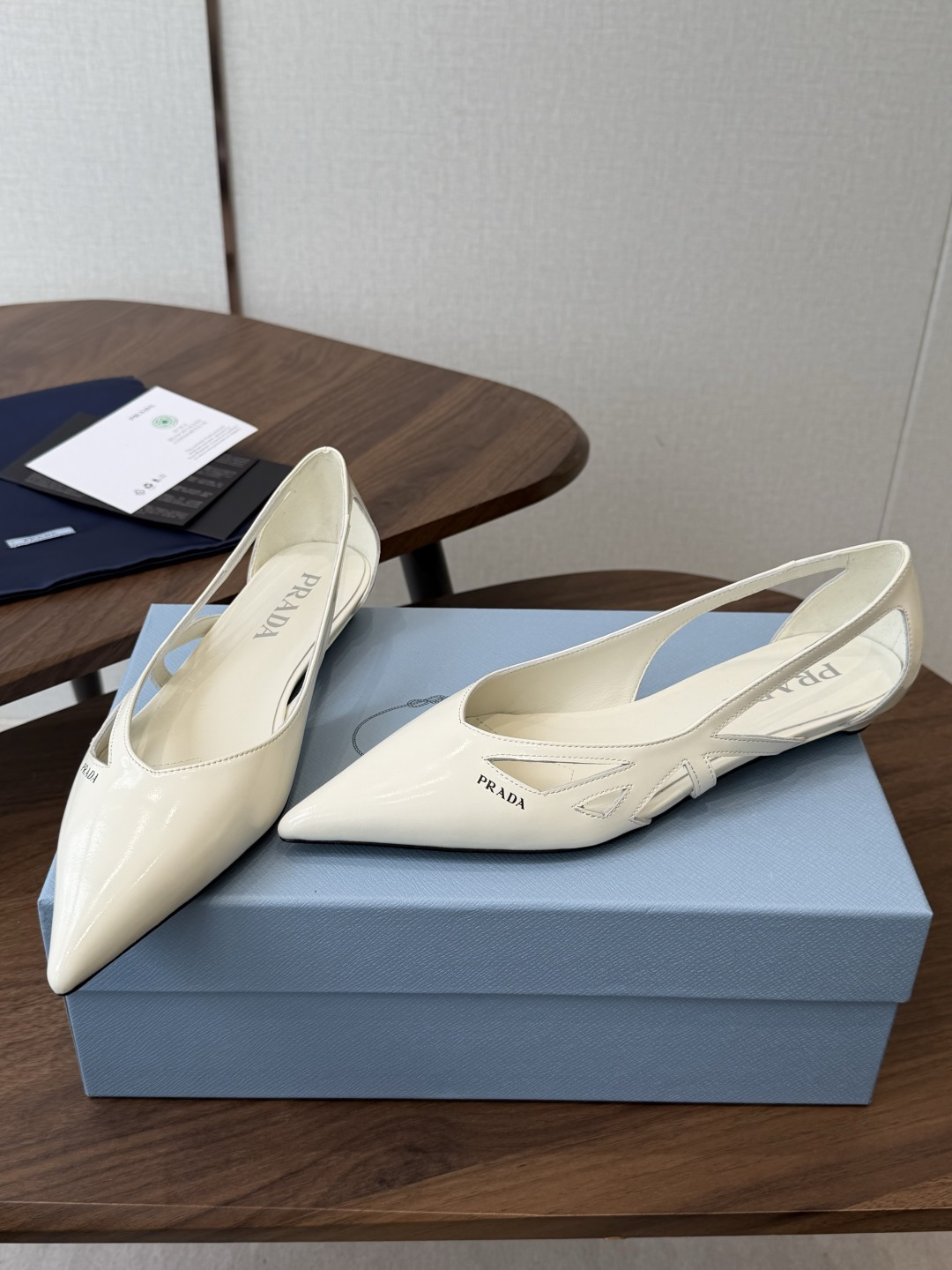 Prada 26ss 早春新款绝美尖头跟鞋 时尚界久违的极简之美经典时尚配色 毫不费力的优雅风来袭 时髦 Prada 26ss 早春新款绝美尖头跟鞋 时尚界久违的极简之美经典时尚配色 毫不费力的优雅风来袭 时髦