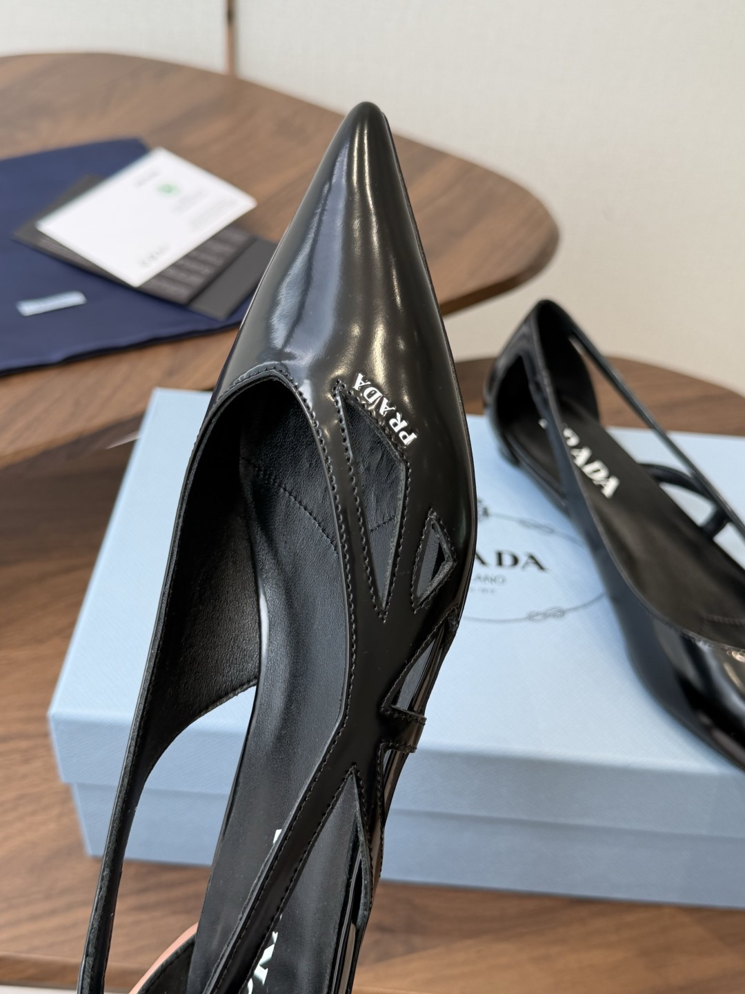 Prada 26ss 早春新款绝美尖头跟鞋 时尚界久违的极简之美经典时尚配色 毫不费力的优雅风来袭 时髦