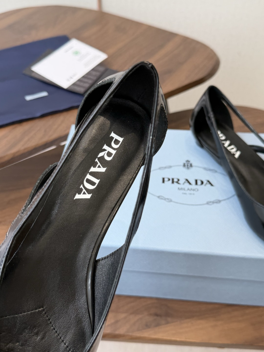 Prada 26ss 早春新款绝美尖头跟鞋 时尚界久违的极简之美经典时尚配色 毫不费力的优雅风来袭 时髦
