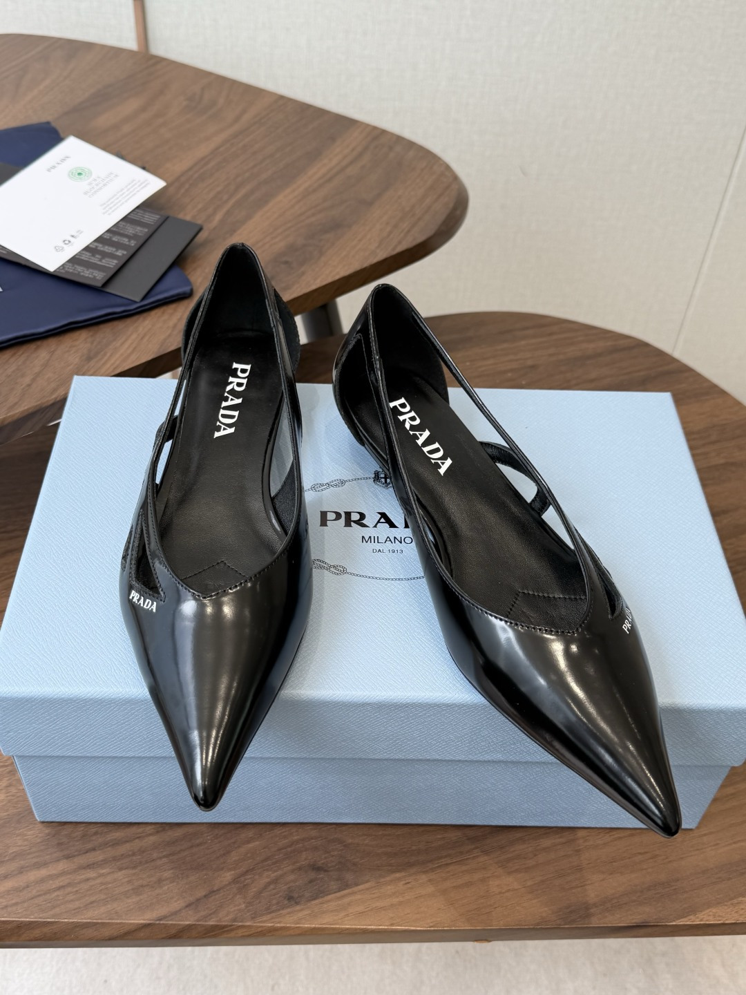 Prada 26ss 早春新款绝美尖头跟鞋 时尚界久违的极简之美经典时尚配色 毫不费力的优雅风来袭 时髦