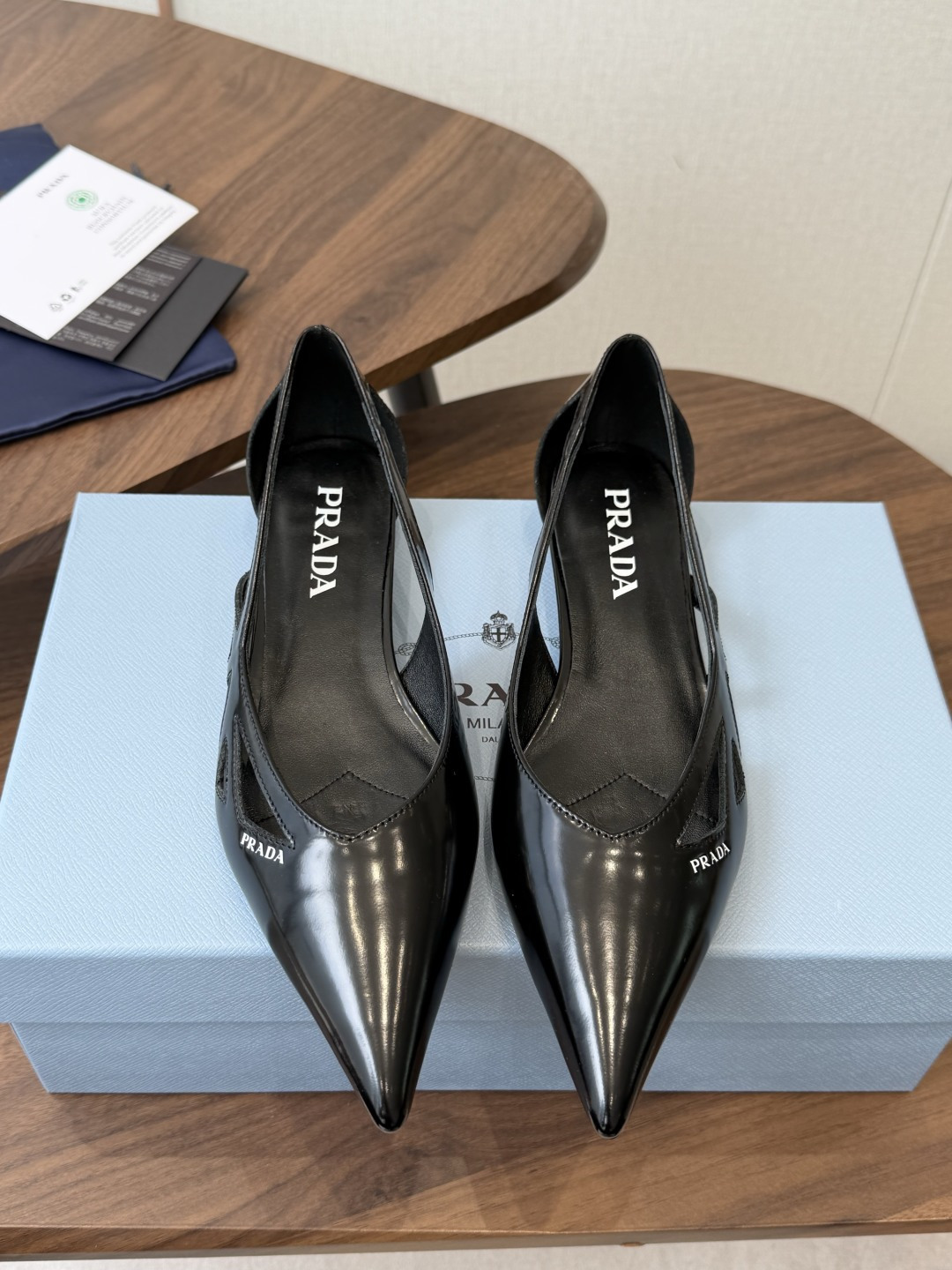 Prada 26ss 早春新款绝美尖头跟鞋 时尚界久违的极简之美经典时尚配色 毫不费力的优雅风来袭 时髦