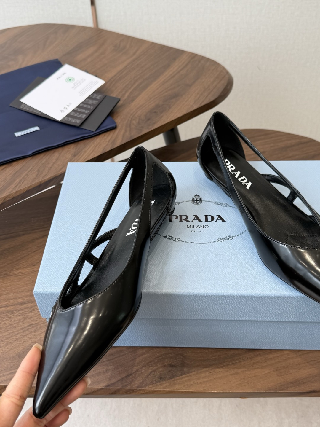 Prada 26ss 早春新款绝美尖头跟鞋 时尚界久违的极简之美经典时尚配色 毫不费力的优雅风来袭 时髦