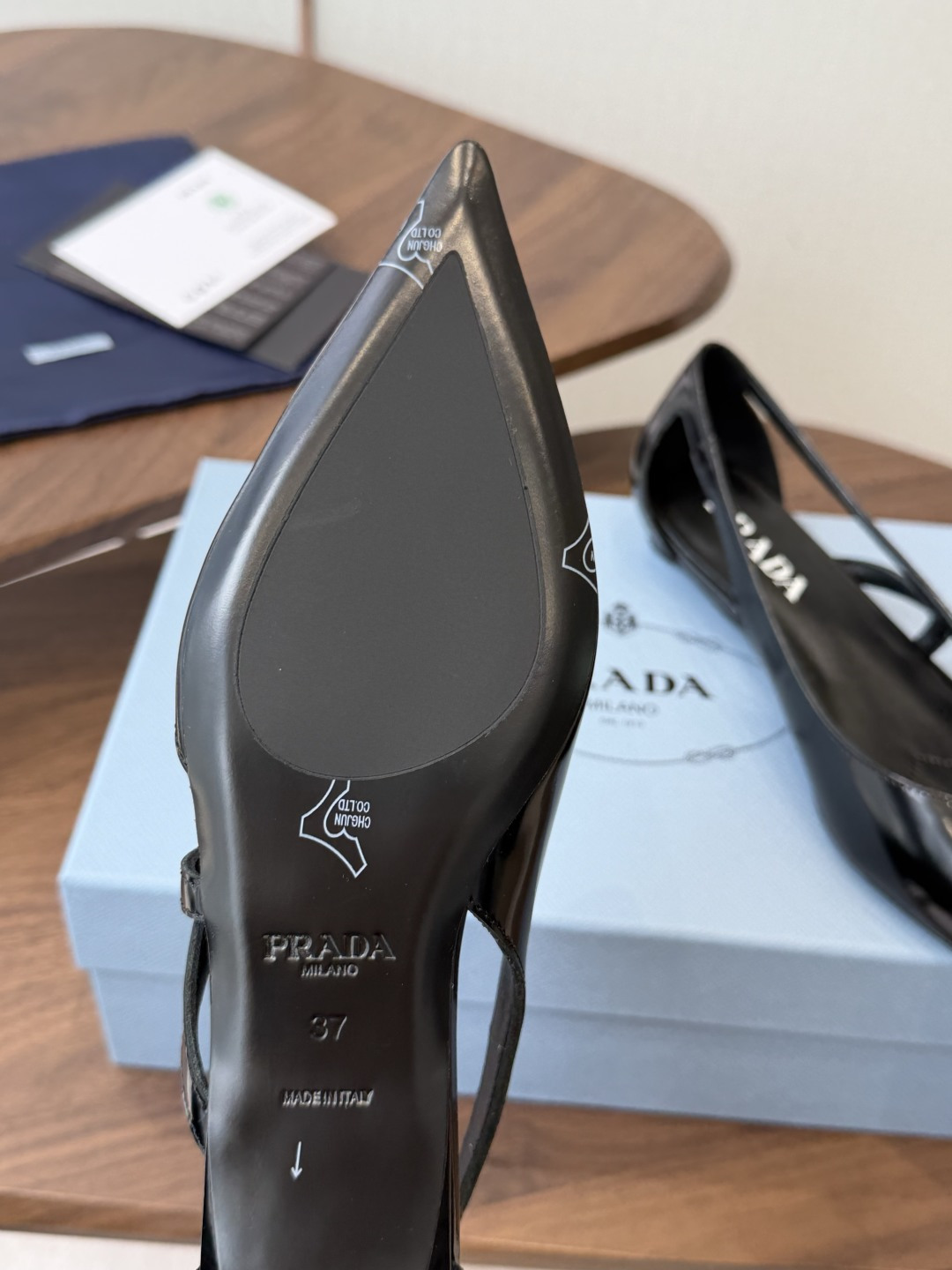 Prada 26ss 早春新款绝美尖头跟鞋 时尚界久违的极简之美经典时尚配色 毫不费力的优雅风来袭 时髦