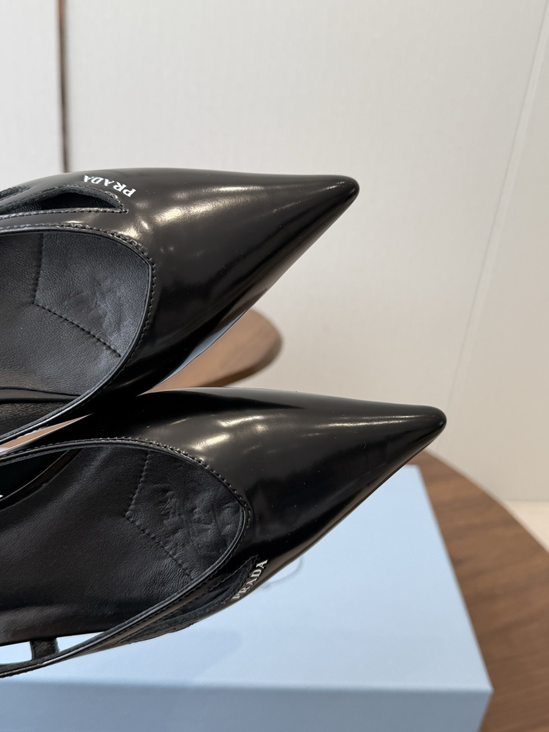 Prada 26ss 早春新款绝美尖头跟鞋 时尚界久违的极简之美经典时尚配色 毫不费力的优雅风来袭 时髦