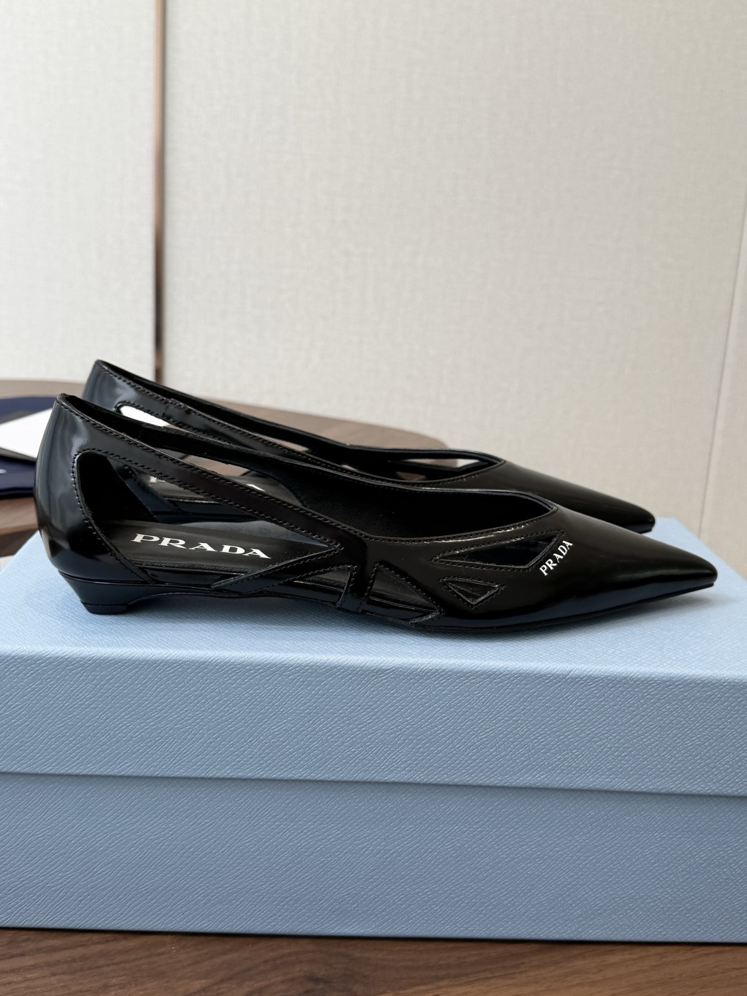 Prada 26ss 早春新款绝美尖头跟鞋 时尚界久违的极简之美经典时尚配色 毫不费力的优雅风来袭 时髦