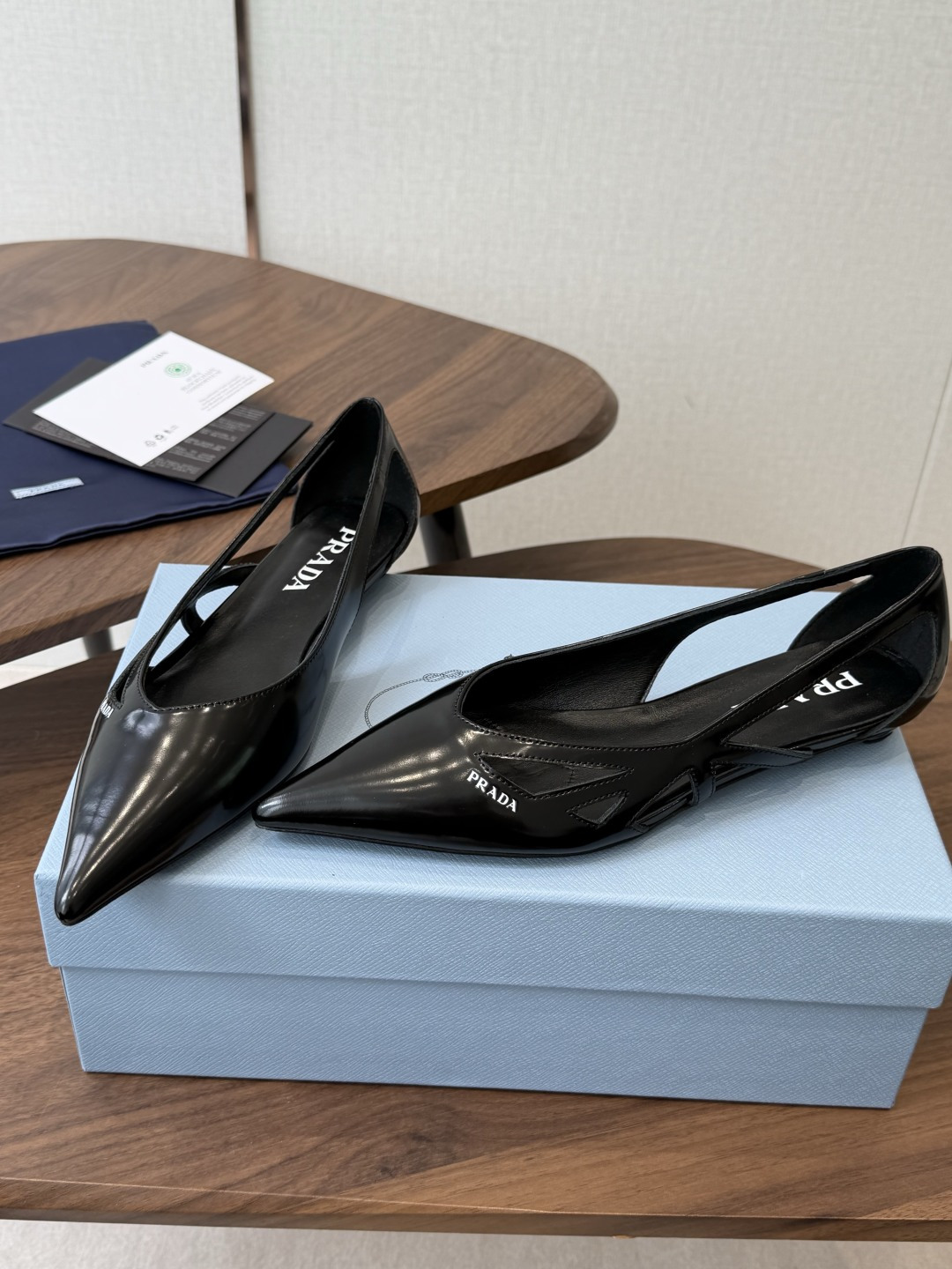 Prada 26ss 早春新款绝美尖头跟鞋 时尚界久违的极简之美经典时尚配色 毫不费力的优雅风来袭 时髦