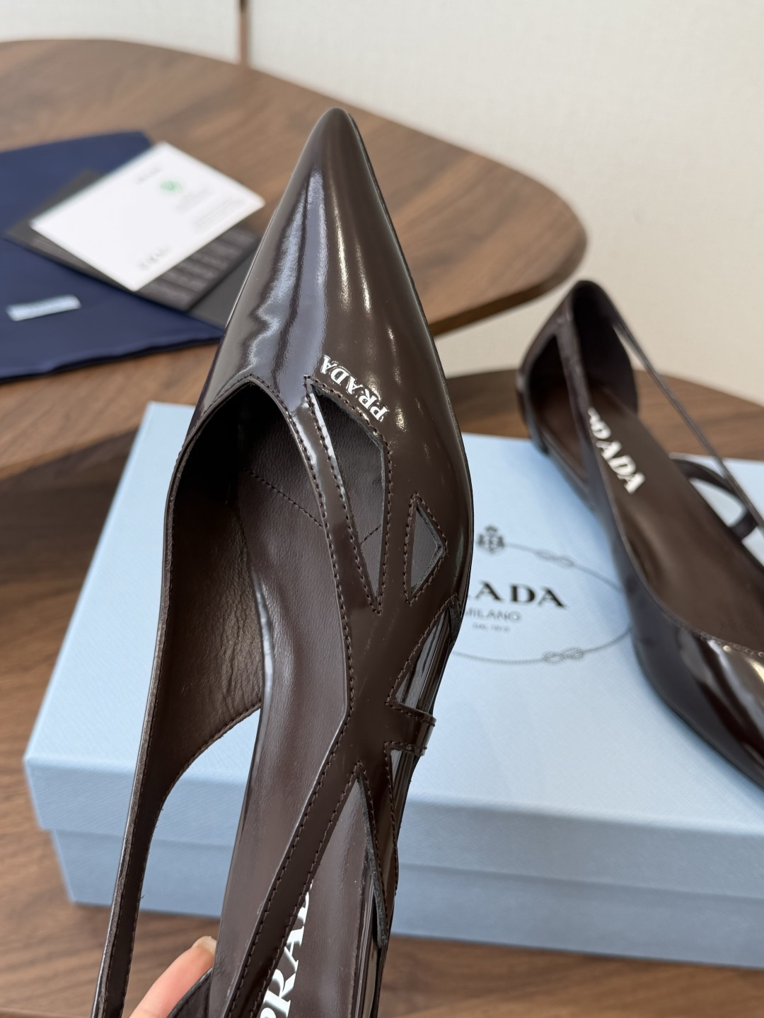 Prada 26ss 早春新款绝美尖头跟鞋 时尚界久违的极简之美经典时尚配色 毫不费力的优雅风来袭 时髦 Prada 26ss 早春新款绝美尖头跟鞋 时尚界久违的极简之美经典时尚配色 毫不费力的优雅风来袭 时髦