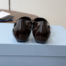 Prada 26ss 早春新款绝美尖头跟鞋 时尚界久违的极简之美经典时尚配色 毫不费力的优雅风来袭 时髦 Prada 26ss 早春新款绝美尖头跟鞋 时尚界久违的极简之美经典时尚配色 毫不费力的优雅风来袭 时髦