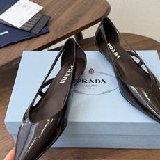 Prada 26ss 早春新款绝美尖头跟鞋 时尚界久违的极简之美经典时尚配色 毫不费力的优雅风来袭 时髦 Prada 26ss 早春新款绝美尖头跟鞋 时尚界久违的极简之美经典时尚配色 毫不费力的优雅风来袭 时髦