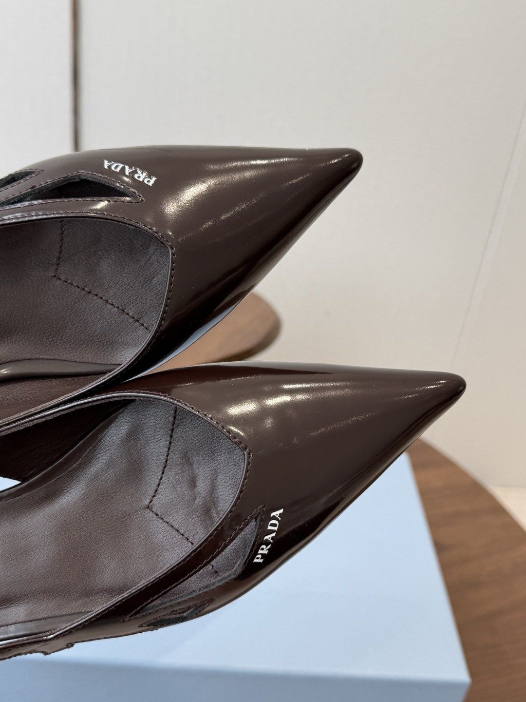Prada 26ss 早春新款绝美尖头跟鞋 时尚界久违的极简之美经典时尚配色 毫不费力的优雅风来袭 时髦 Prada 26ss 早春新款绝美尖头跟鞋 时尚界久违的极简之美经典时尚配色 毫不费力的优雅风来袭 时髦