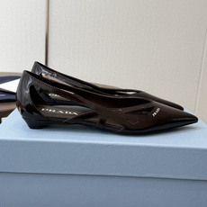 Prada 26ss 早春新款绝美尖头跟鞋 时尚界久违的极简之美经典时尚配色 毫不费力的优雅风来袭 时髦 Prada 26ss 早春新款绝美尖头跟鞋 时尚界久违的极简之美经典时尚配色 毫不费力的优雅风来袭 时髦