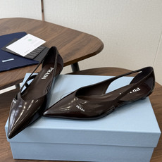 Prada 26ss 早春新款绝美尖头跟鞋 时尚界久违的极简之美经典时尚配色 毫不费力的优雅风来袭 时髦 Prada 26ss 早春新款绝美尖头跟鞋 时尚界久违的极简之美经典时尚配色 毫不费力的优雅风来袭 时髦