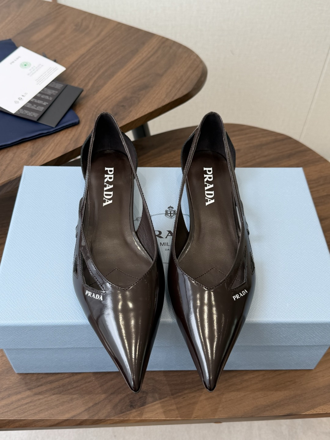 NO:876992,Prada 26ss early spring new beautiful pointed toe heels. Minimalist beauty that has been missing in the fashion industry for a long time. Classic fashion color matching. Effortless elegance is coming. Fashionable, exquisite and beautiful. Pointed toe. Open edge beads. Fashionable temperament. Simple new daily slippers. Beautiful and high-end slippers. This slipper is super good on the feet and can elongate the legs. The material is original imported open edge beaded cowhide. Sheepskin lining. Outsole. Genuine leather sole. High flat heel.  Size#35-42 (40 41 42 customized, non-returnable), single shoes sandals, prada, sandals, slippers, cowhide, sheepskin19860909Prada 26ss 早春新款绝美尖头跟鞋 时尚界久违的极简之美 经典时尚配色 毫不费力的优雅风来袭 时髦 精致 绝美 包头尖头 开边珠外穿时尚气质简约新款日常拖鞋美出高级感拖鞋这款上脚超好而且可以拉长腿型. 面料原版进口开边珠牛皮 内里羊皮内里 大底真皮鞋底 跟高平底 Size#35-42（40 41 42 订做不退换）,单鞋凉鞋,prada,sandals,slippers,cowhide,sheepskin,Women's Shoes