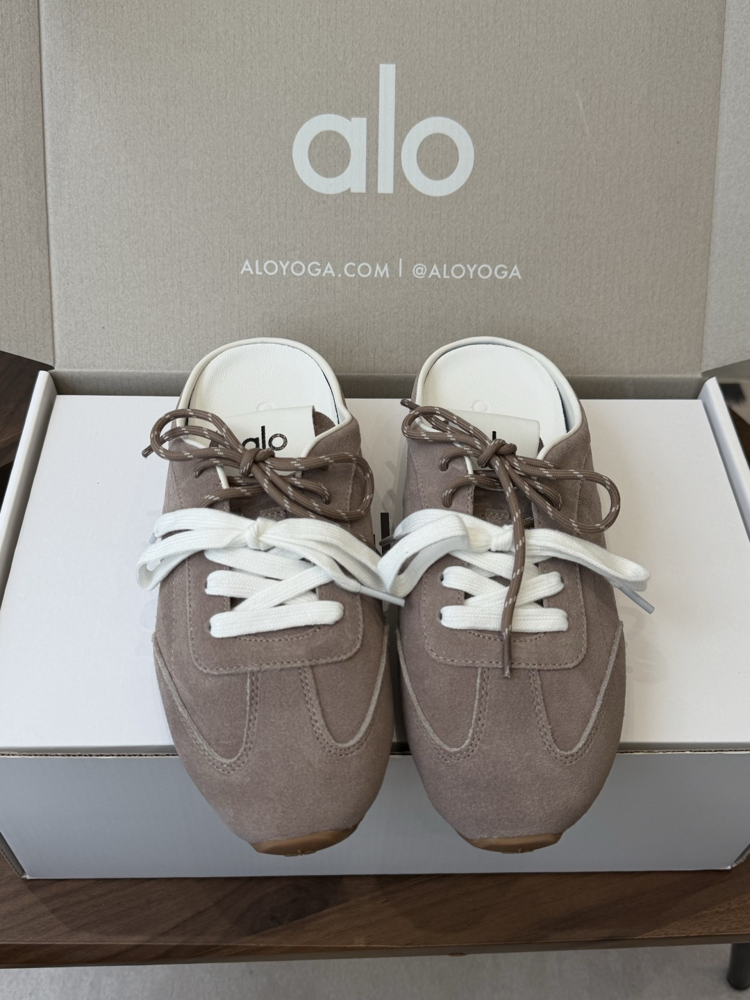 AlO 26ss 夏季新款德训运动鞋半拖设计上延续了德训鞋的经典线条，做了无后跟半拖的懒人改良，鞋身采用