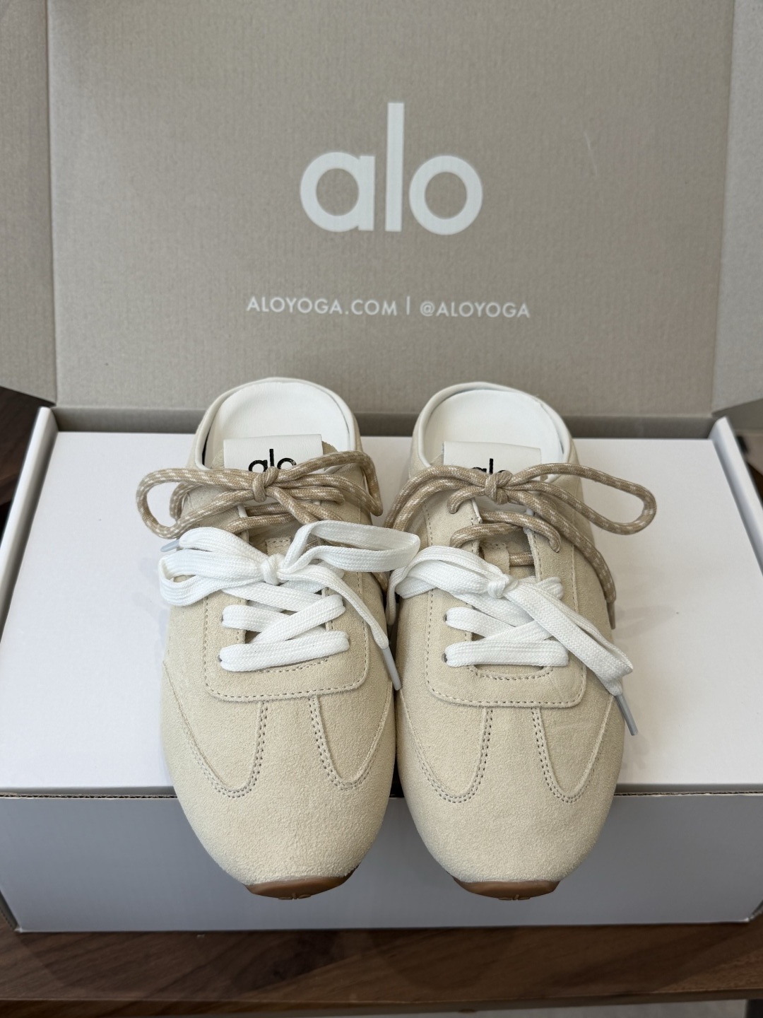 AlO 26ss 夏季新款德训运动鞋半拖设计上延续了德训鞋的经典线条，做了无后跟半拖的懒人改良，鞋身采用