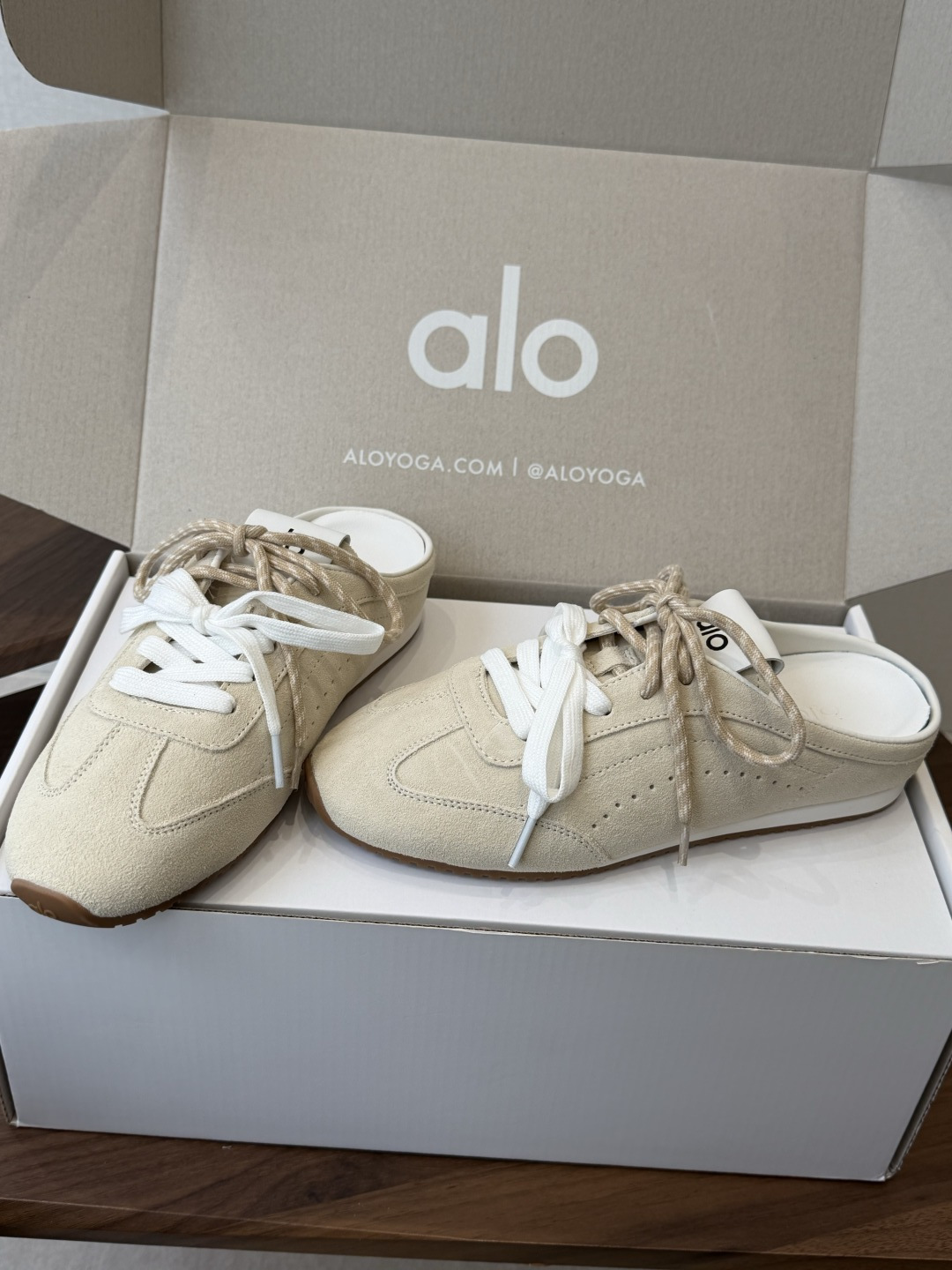 AlO 26ss 夏季新款德训运动鞋半拖设计上延续了德训鞋的经典线条，做了无后跟半拖的懒人改良，鞋身采用