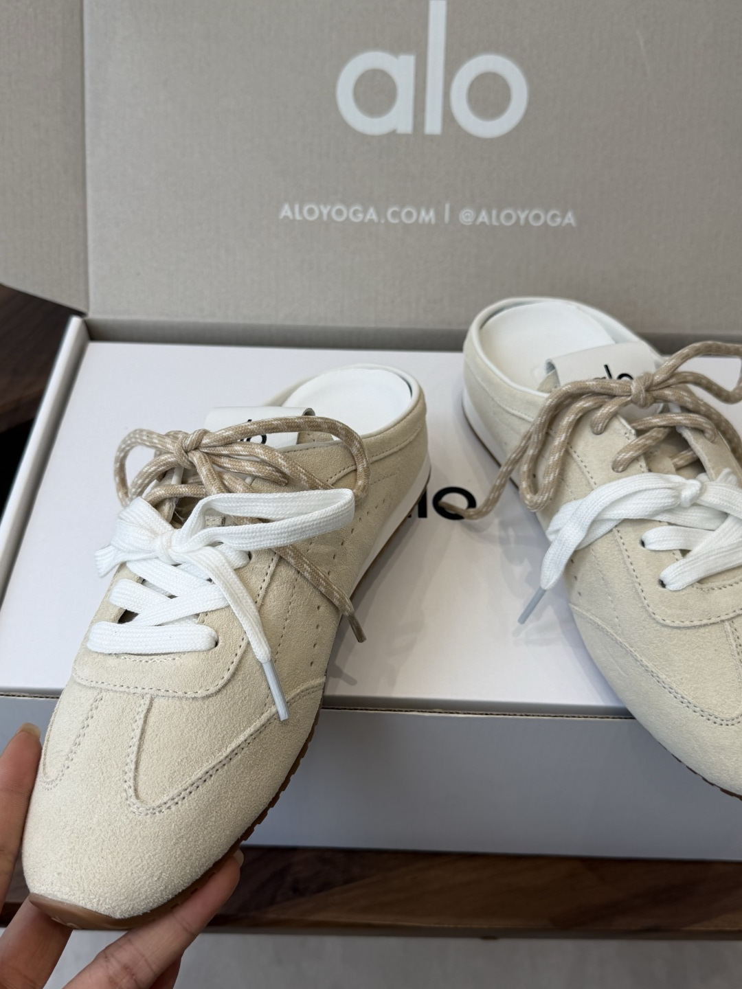 AlO 26ss 夏季新款德训运动鞋半拖设计上延续了德训鞋的经典线条，做了无后跟半拖的懒人改良，鞋身采用