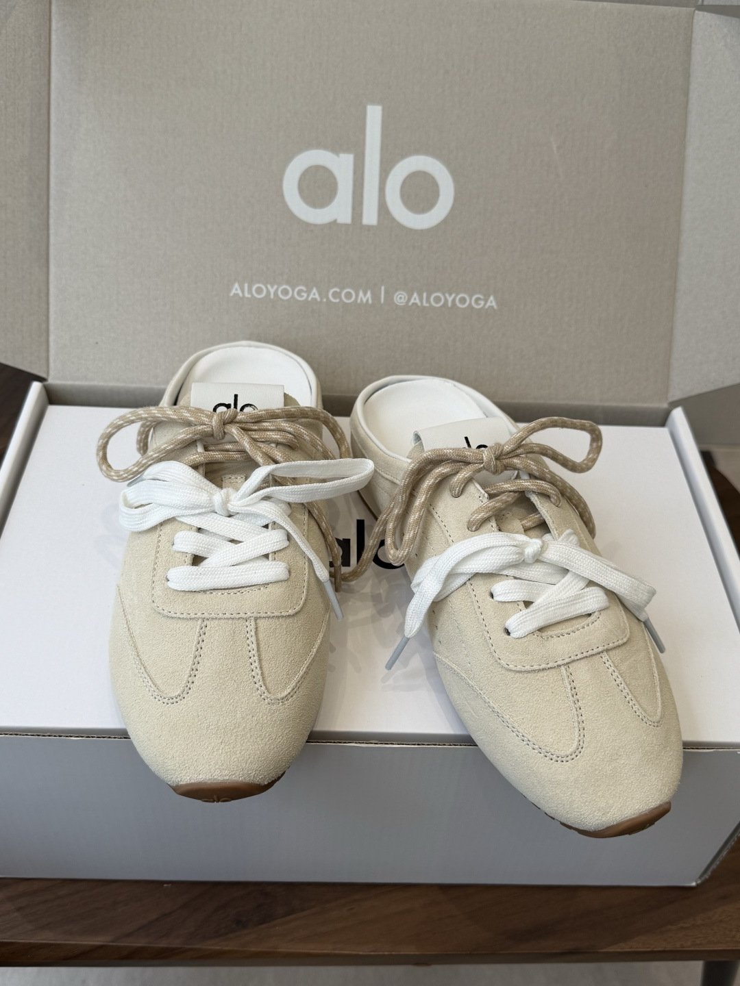 AlO 26ss 夏季新款德训运动鞋半拖设计上延续了德训鞋的经典线条，做了无后跟半拖的懒人改良，鞋身采用