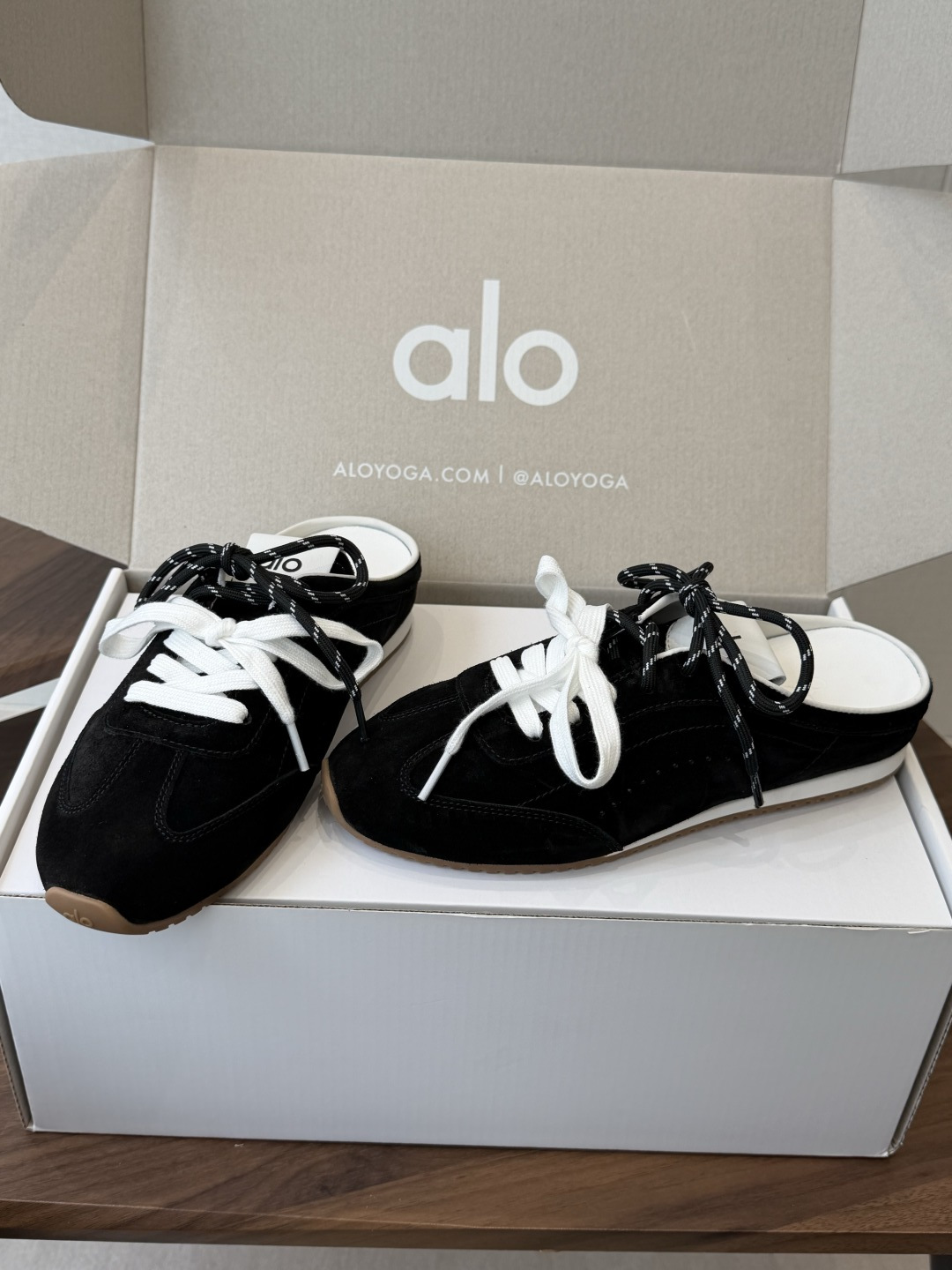 AlO 26ss 夏季新款德训运动鞋半拖设计上延续了德训鞋的经典线条，做了无后跟半拖的懒人改良，鞋身采用