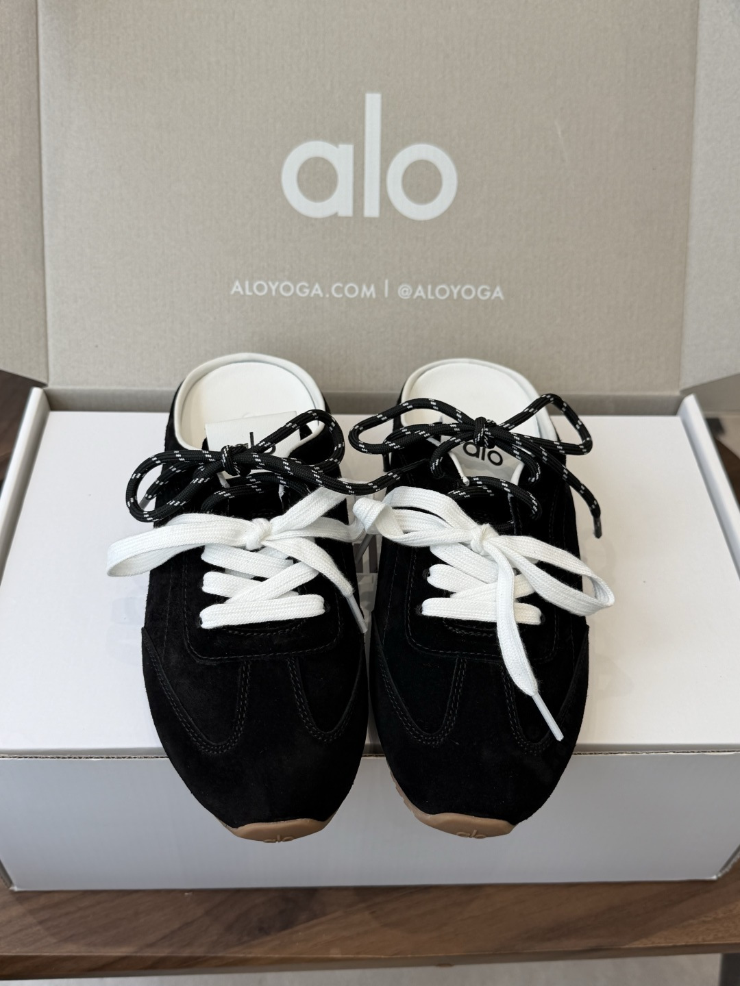 AlO 26ss 夏季新款德训运动鞋半拖设计上延续了德训鞋的经典线条，做了无后跟半拖的懒人改良，鞋身采用