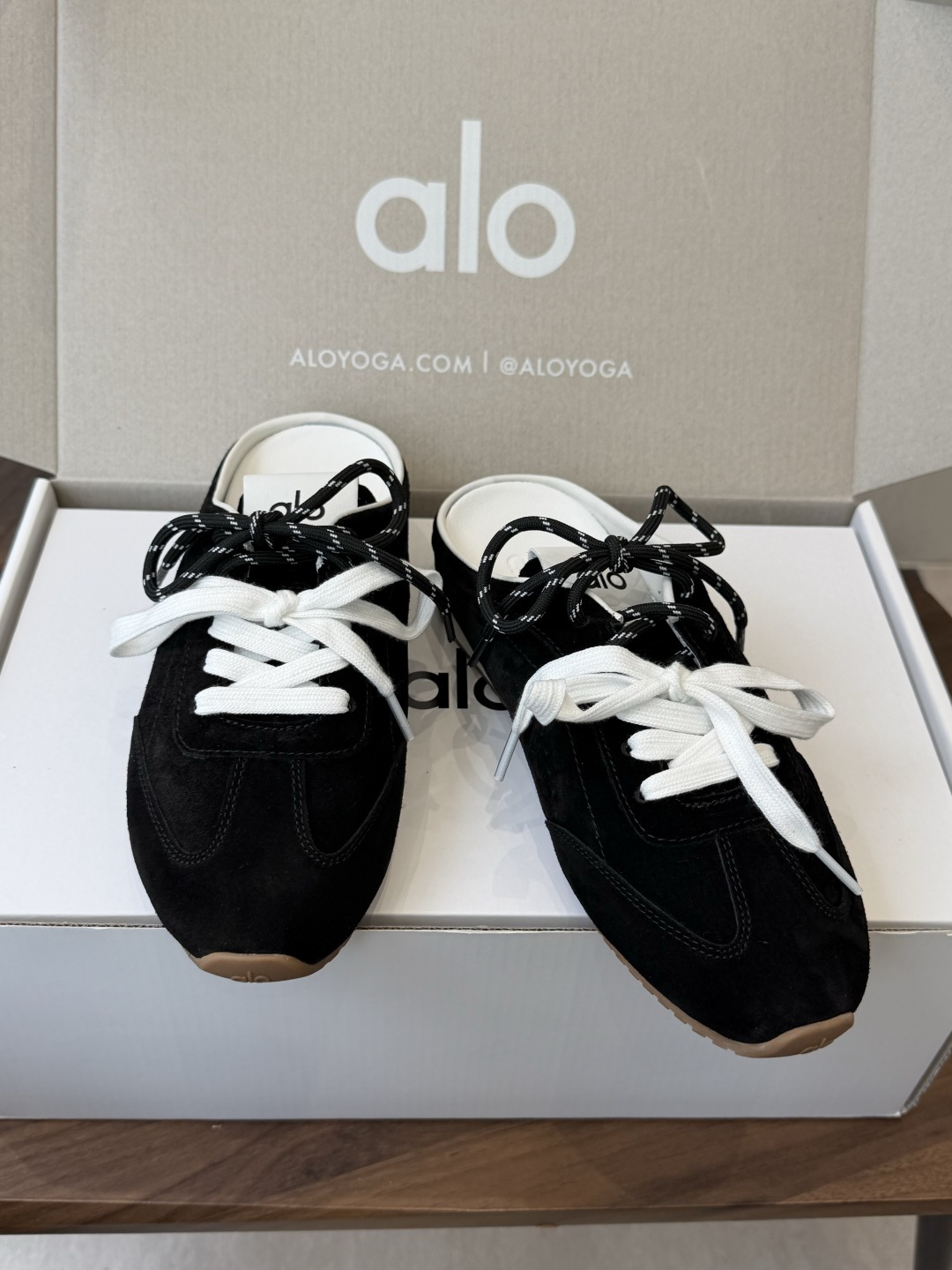 AlO 26ss 夏季新款德训运动鞋半拖设计上延续了德训鞋的经典线条，做了无后跟半拖的懒人改良，鞋身采用