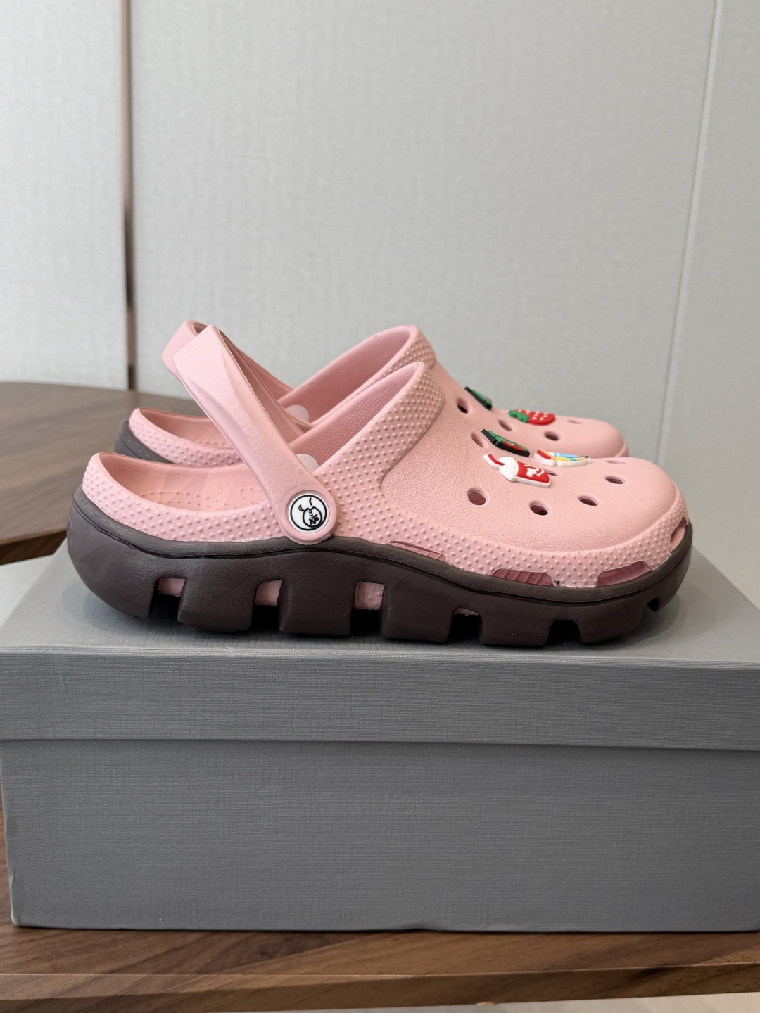 Balenciaga  巴黎世家洞洞鞋     Balenciaga 春夏最新情侣款洞洞鞋，黑马单品,海