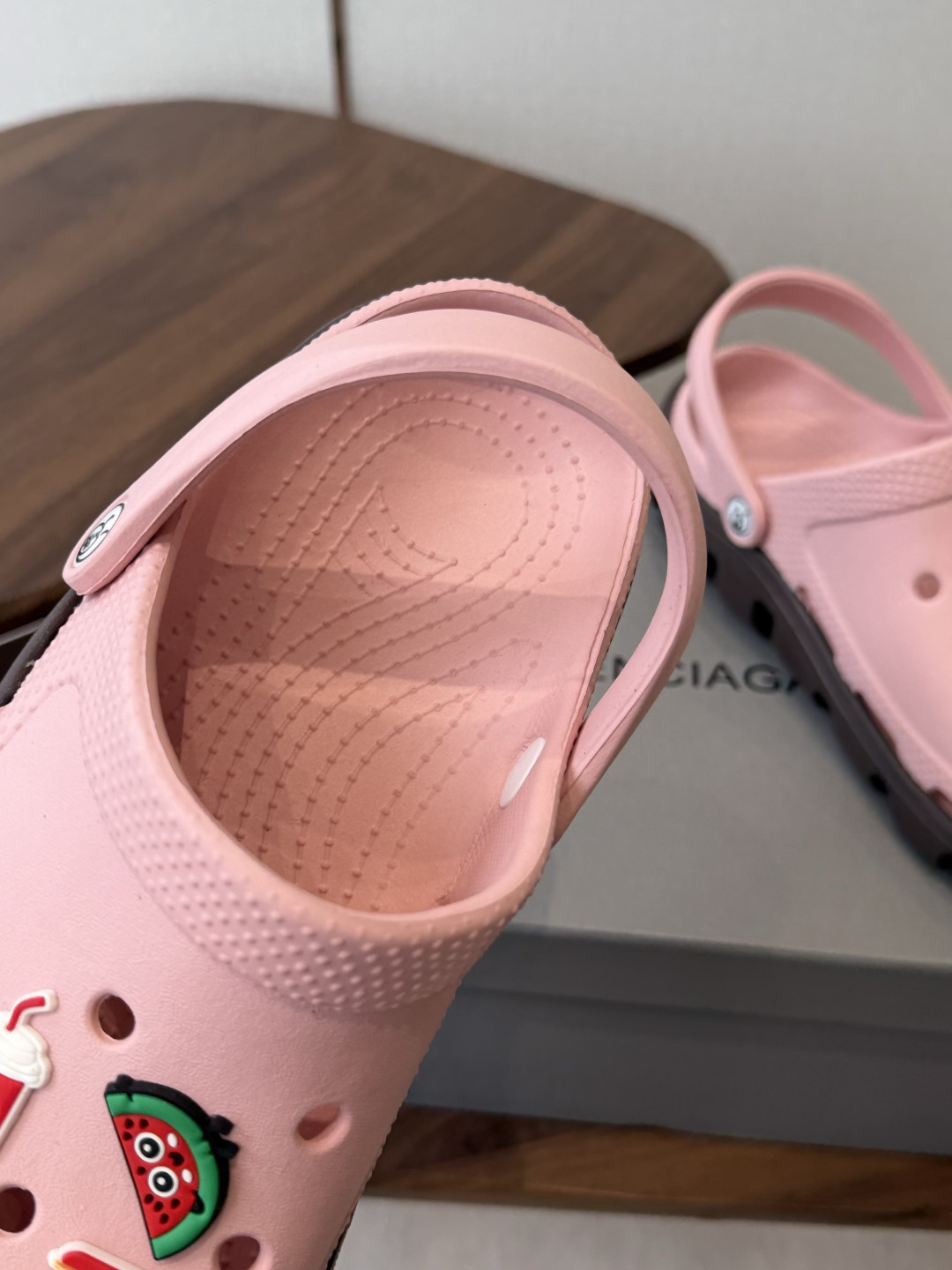 Balenciaga  巴黎世家洞洞鞋     Balenciaga 春夏最新情侣款洞洞鞋，黑马单品,海