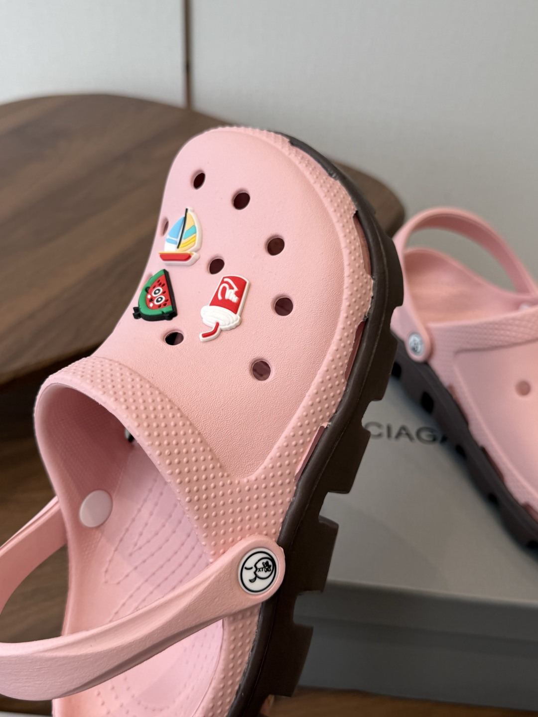 Balenciaga  巴黎世家洞洞鞋     Balenciaga 春夏最新情侣款洞洞鞋，黑马单品,海
