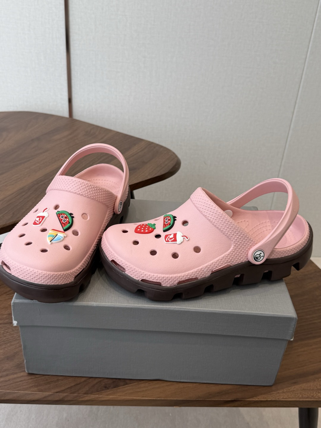 Balenciaga  巴黎世家洞洞鞋     Balenciaga 春夏最新情侣款洞洞鞋，黑马单品,海