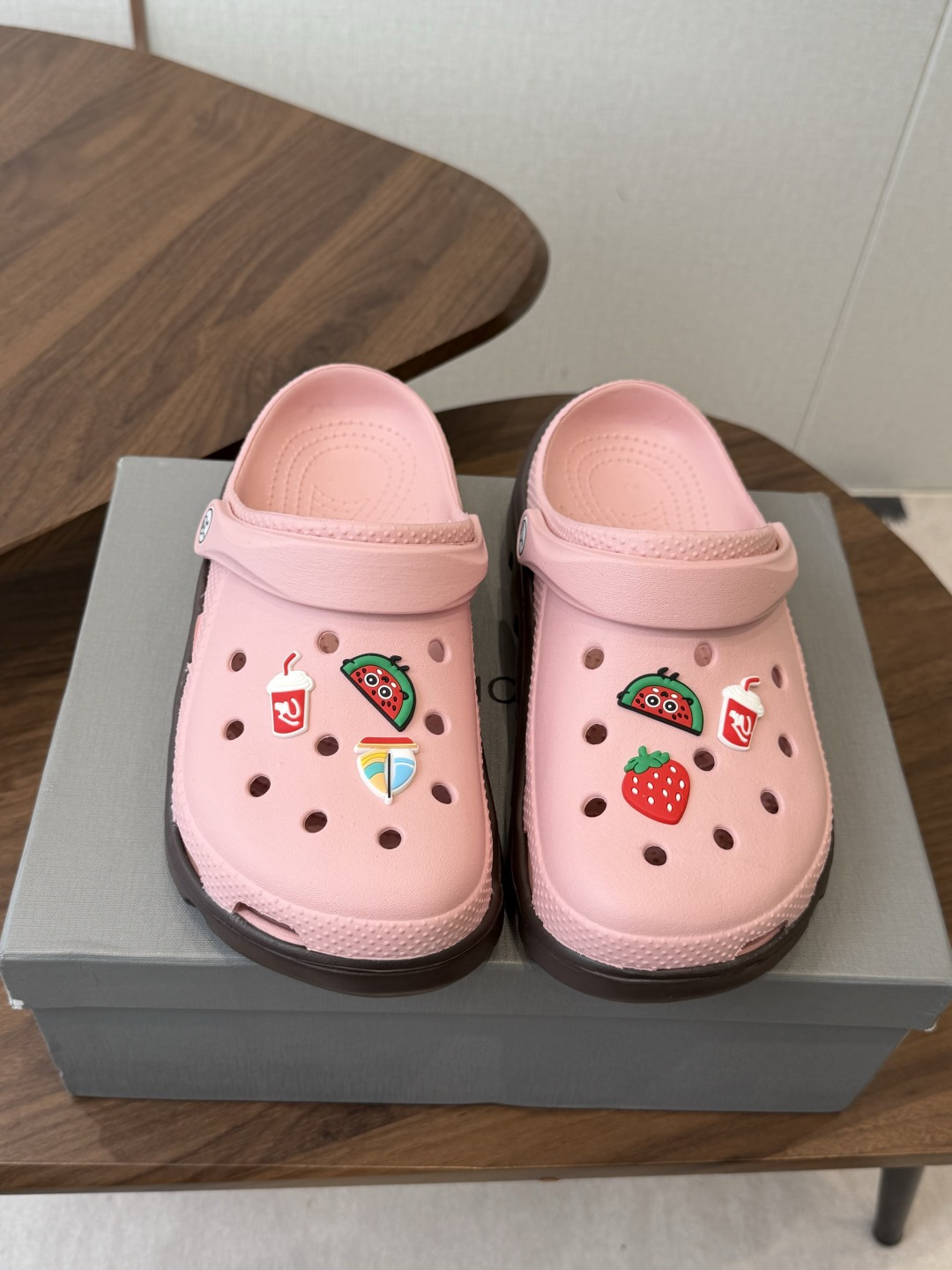 Balenciaga  巴黎世家洞洞鞋     Balenciaga 春夏最新情侣款洞洞鞋，黑马单品,海