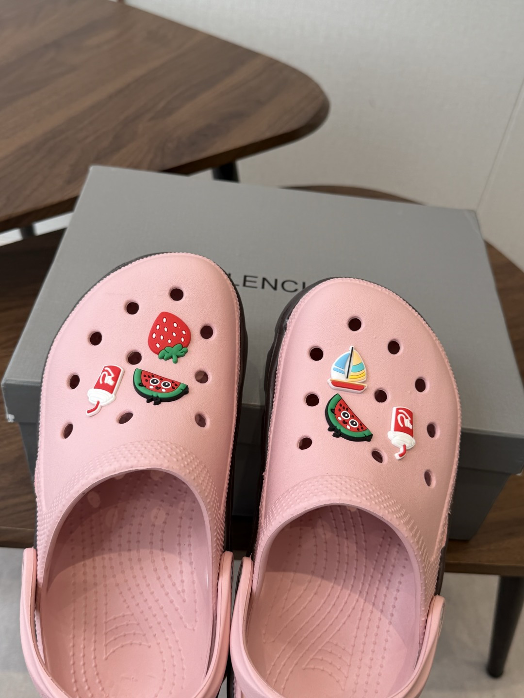 Balenciaga  巴黎世家洞洞鞋     Balenciaga 春夏最新情侣款洞洞鞋，黑马单品,海
