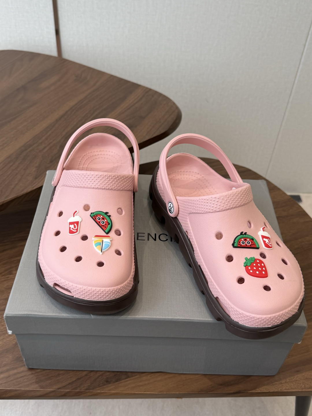 Balenciaga  巴黎世家洞洞鞋     Balenciaga 春夏最新情侣款洞洞鞋，黑马单品,海