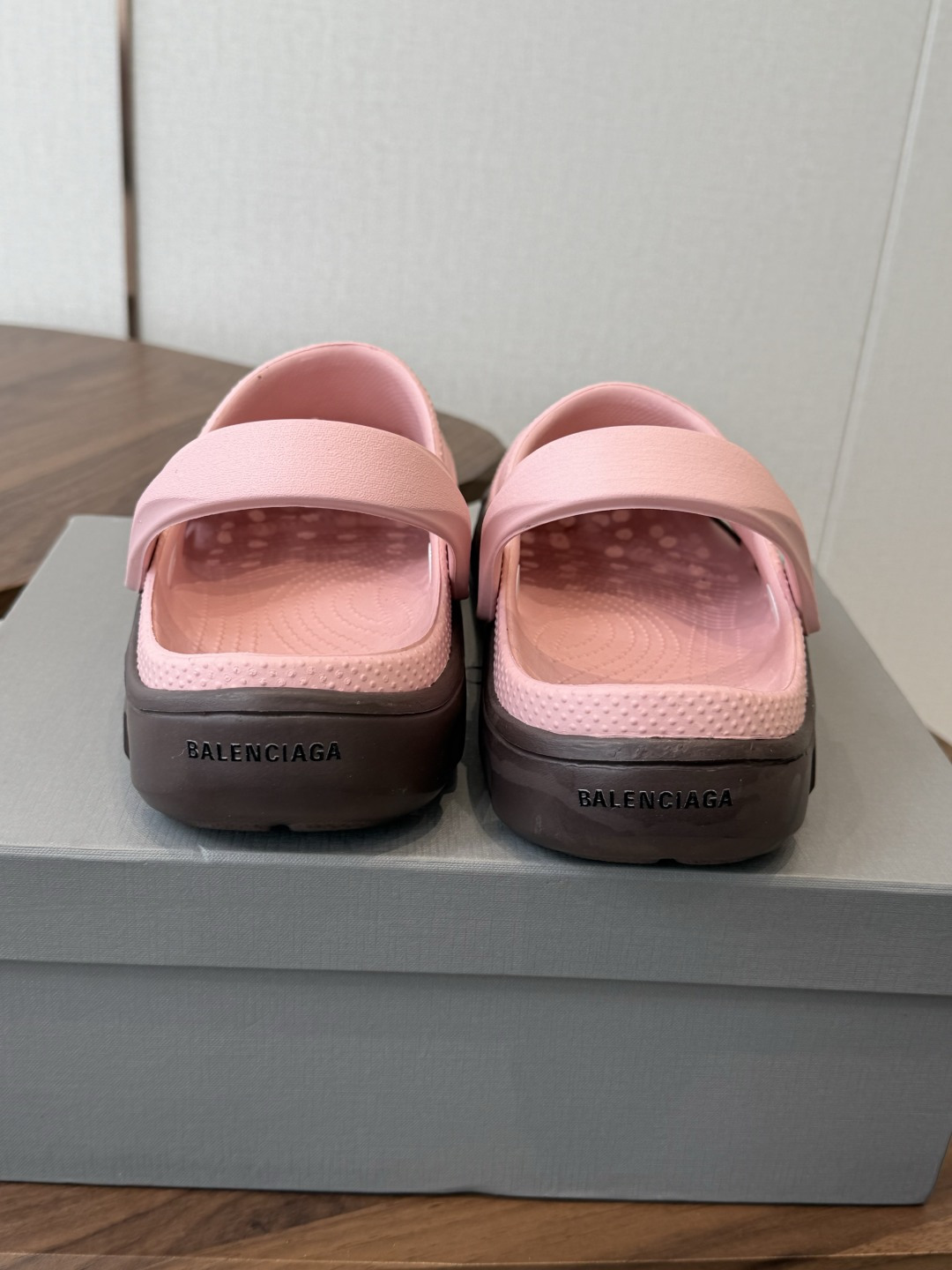 Balenciaga  巴黎世家洞洞鞋     Balenciaga 春夏最新情侣款洞洞鞋，黑马单品,海