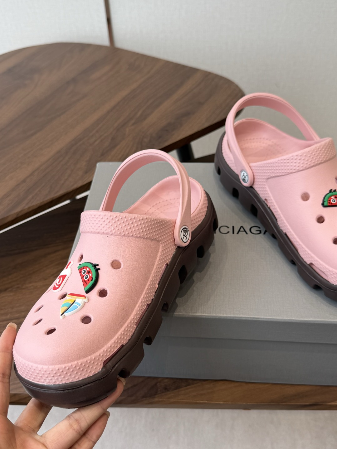 Balenciaga  巴黎世家洞洞鞋     Balenciaga 春夏最新情侣款洞洞鞋，黑马单品,海
