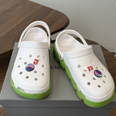 Balenciaga 巴黎世家洞洞鞋 Balenciaga 春夏最新情侣款洞洞鞋,黑马单品,海 Balenciaga 巴黎世家洞洞鞋 Balenciaga 春夏最新情侣款洞洞鞋,黑马单品,海